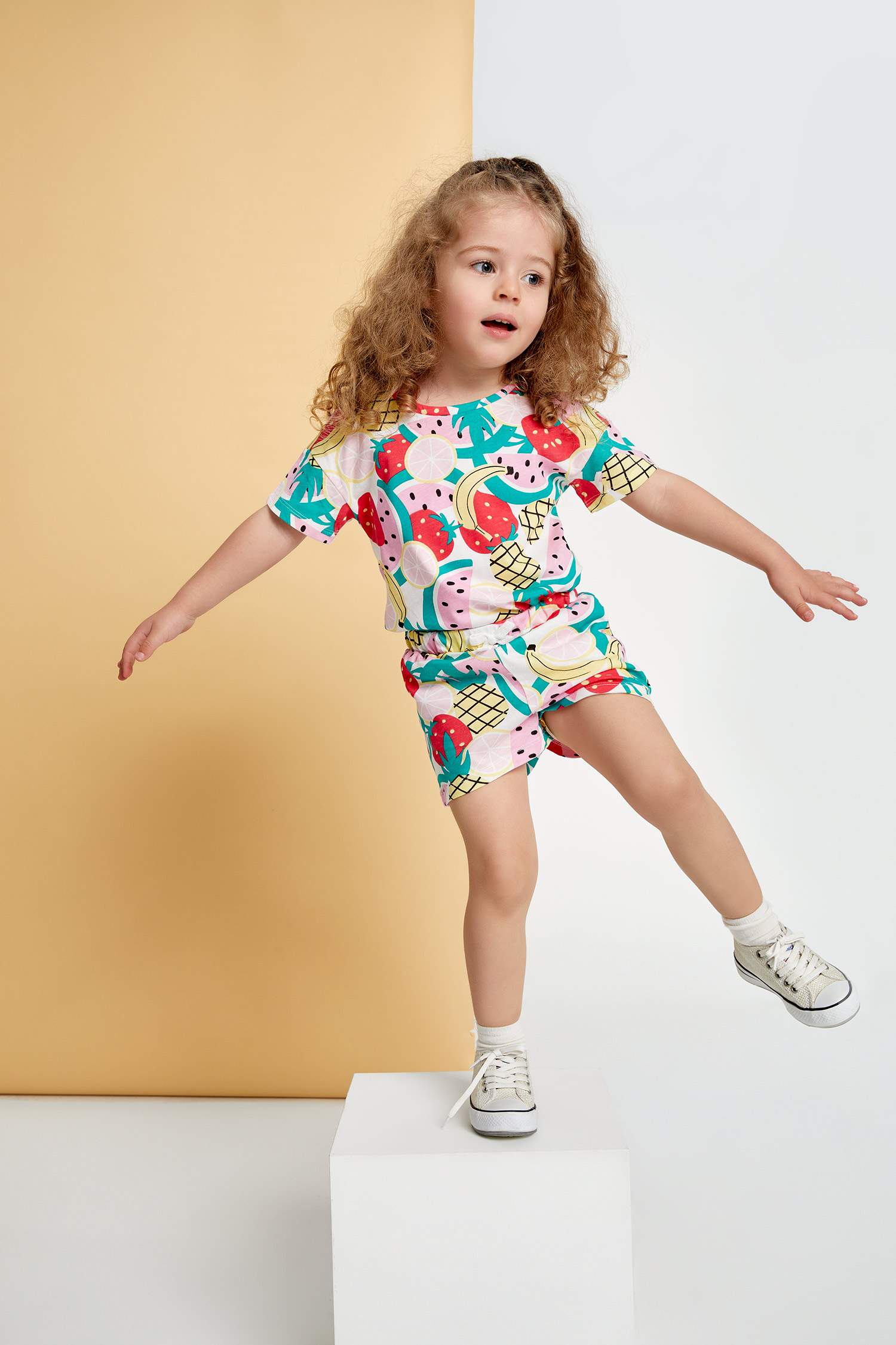 Шорты стандартного кроя с фруктовым принтом для малышей девочек