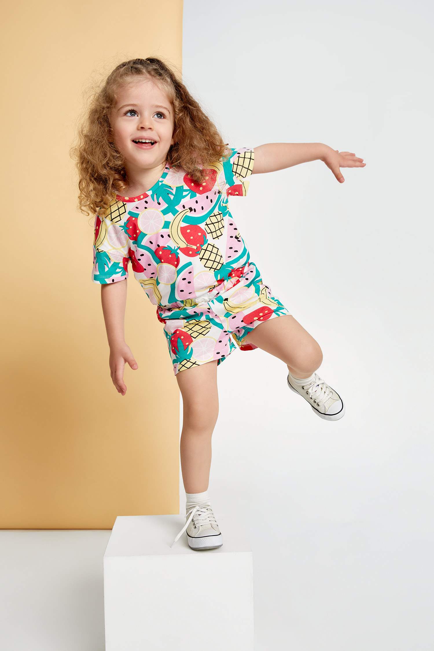 Шорты стандартного кроя с фруктовым принтом для малышей девочек