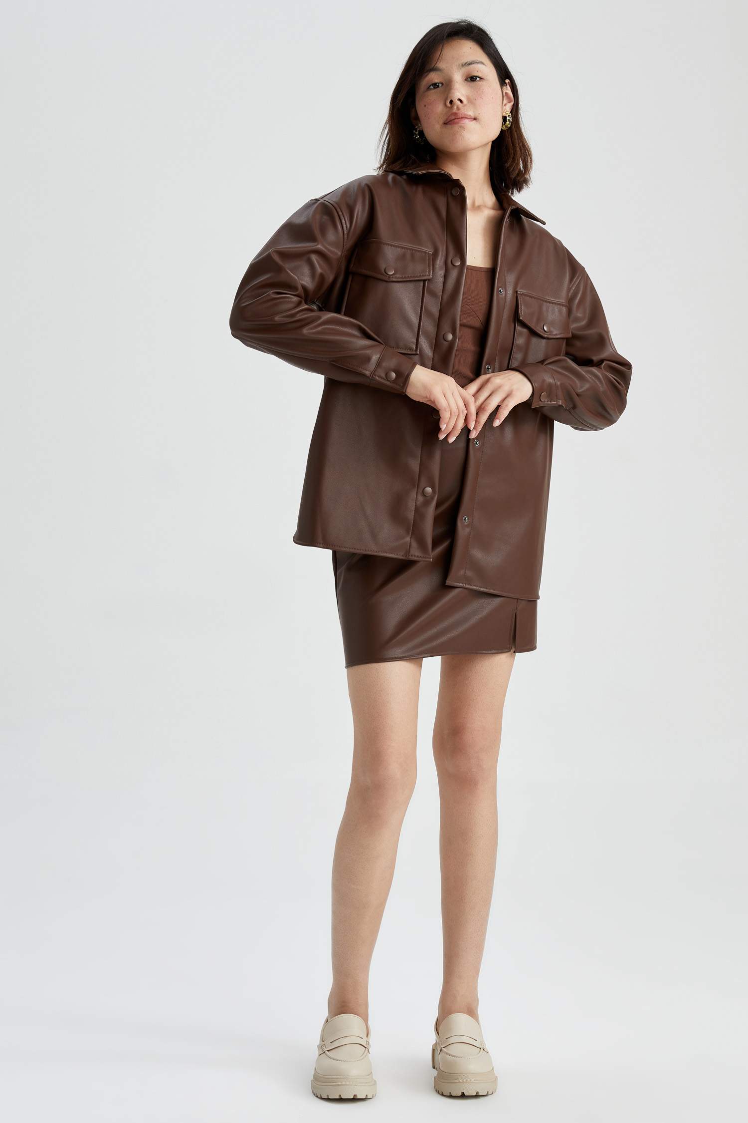 تنورة قصيرة جلد صناعي بقصة مستقيمة