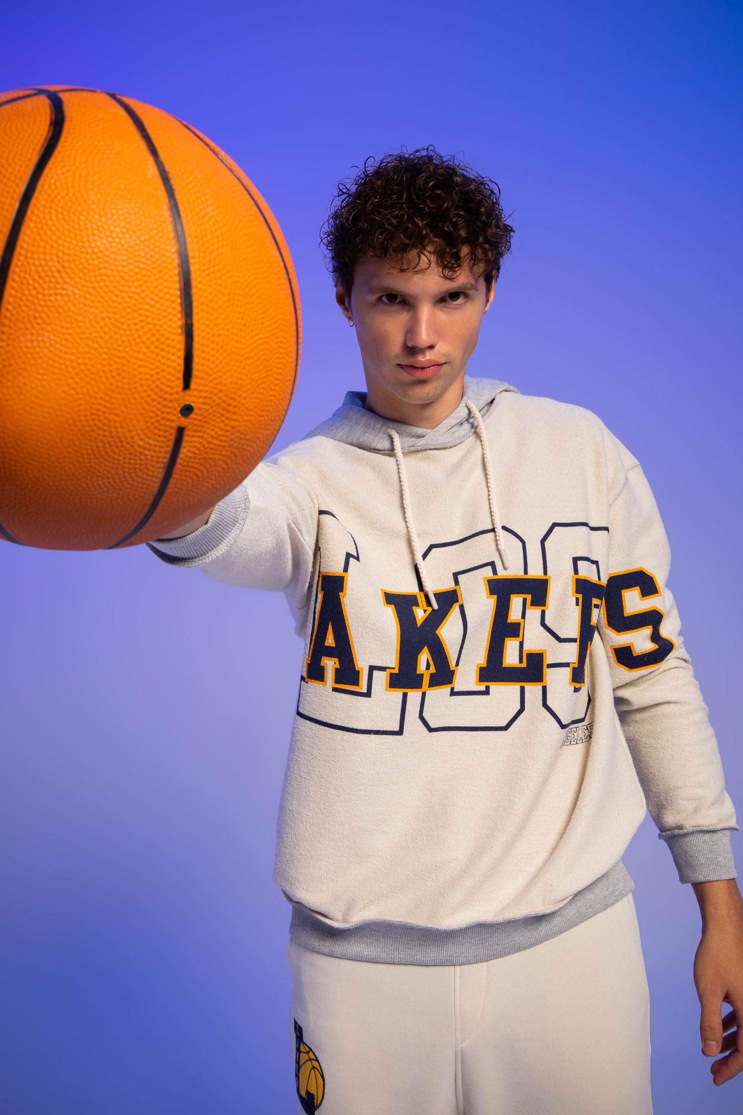 سويت شيرت أوفر سايز بغطاء للرأس من لوس أنجلوس ليكرز