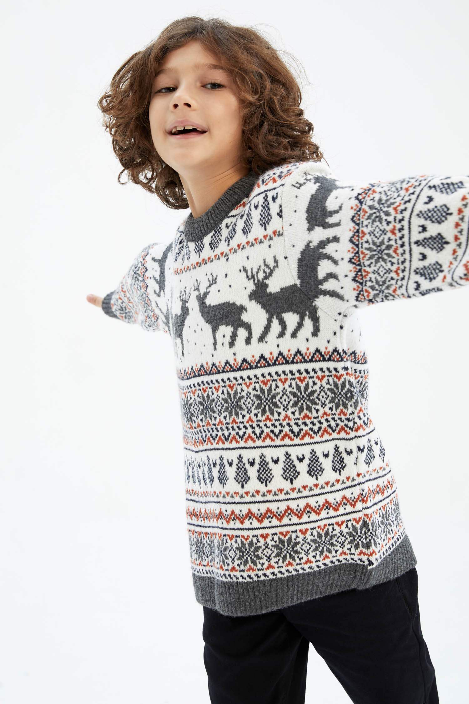 Пуловер стандартного крою з круглим вирізом для хлопчиків