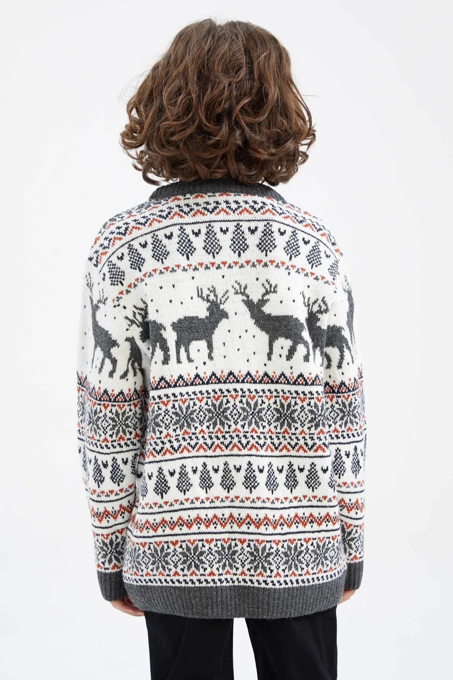 Пуловер стандартного крою з круглим вирізом для хлопчиків