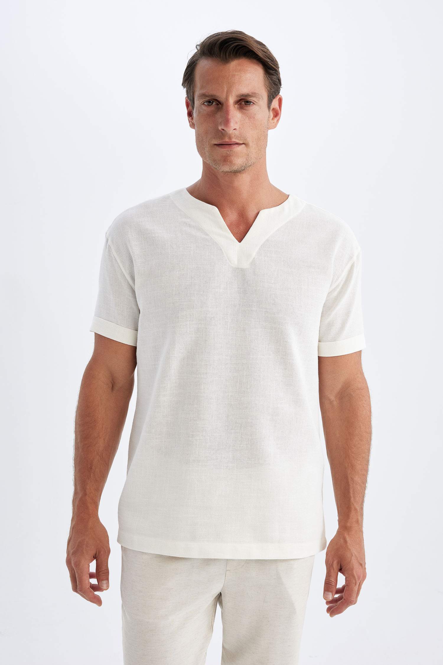 قميص نص كم قطن قصة عادية برقبة V