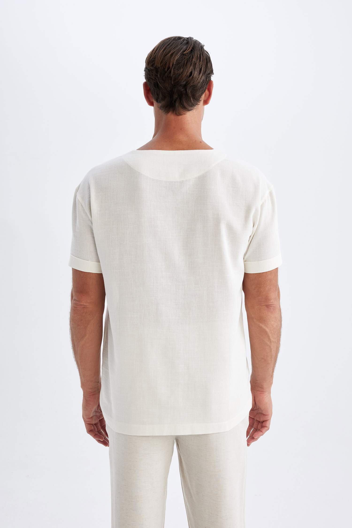 قميص نص كم قطن قصة عادية برقبة V