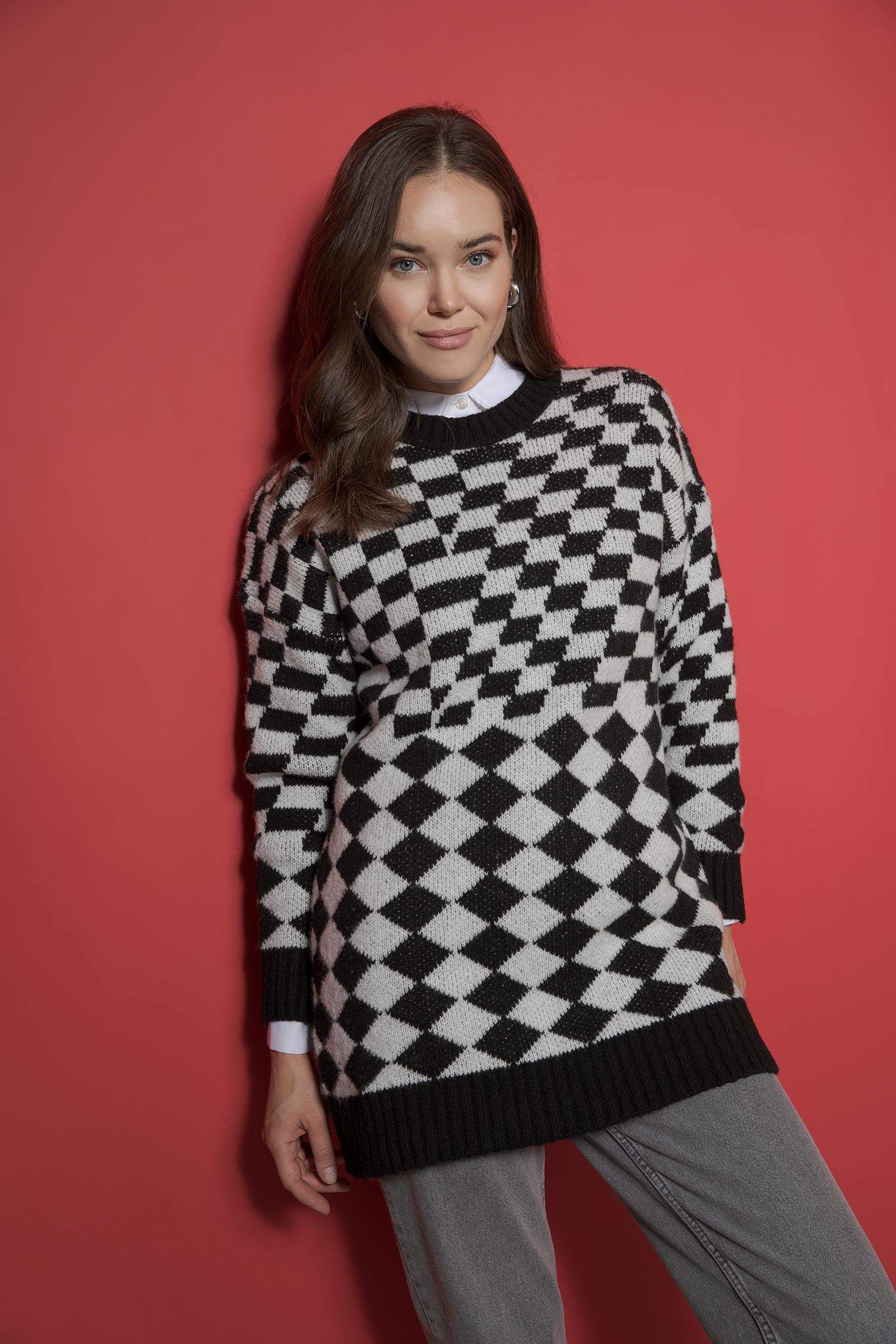 Туника стандартного кроя с круглым вырезом