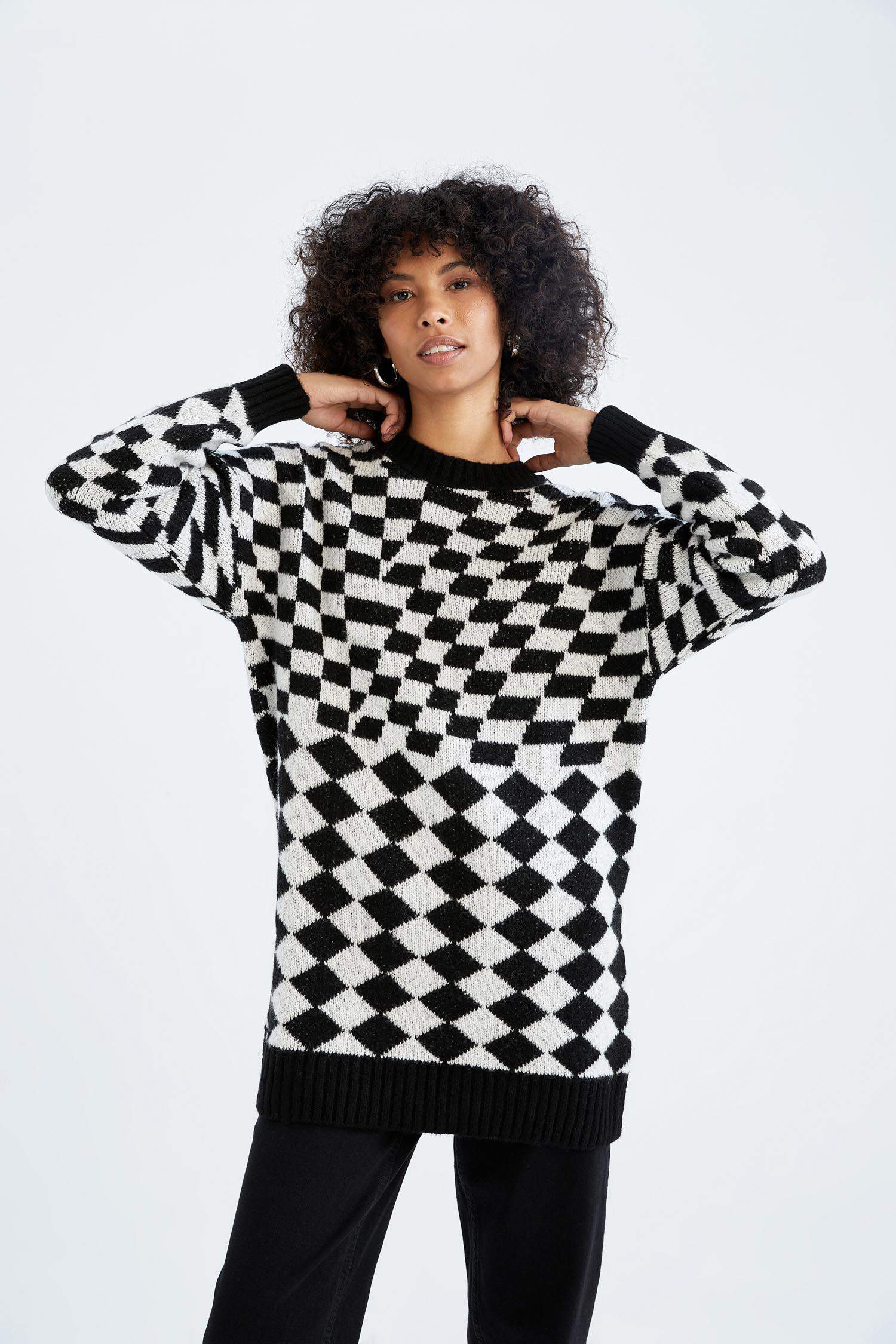 Туника стандартного кроя с круглым вырезом