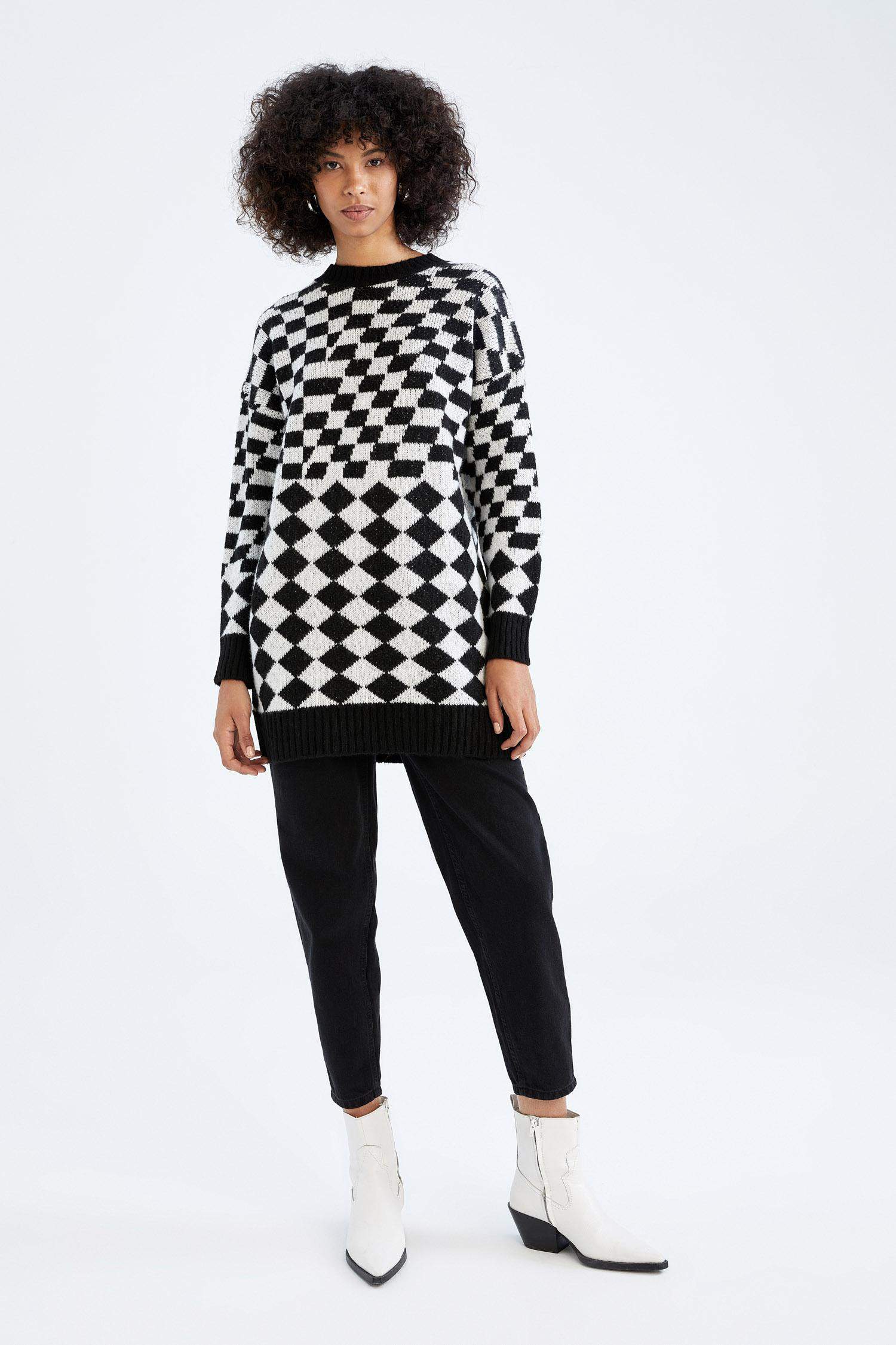 Туника стандартного кроя с круглым вырезом