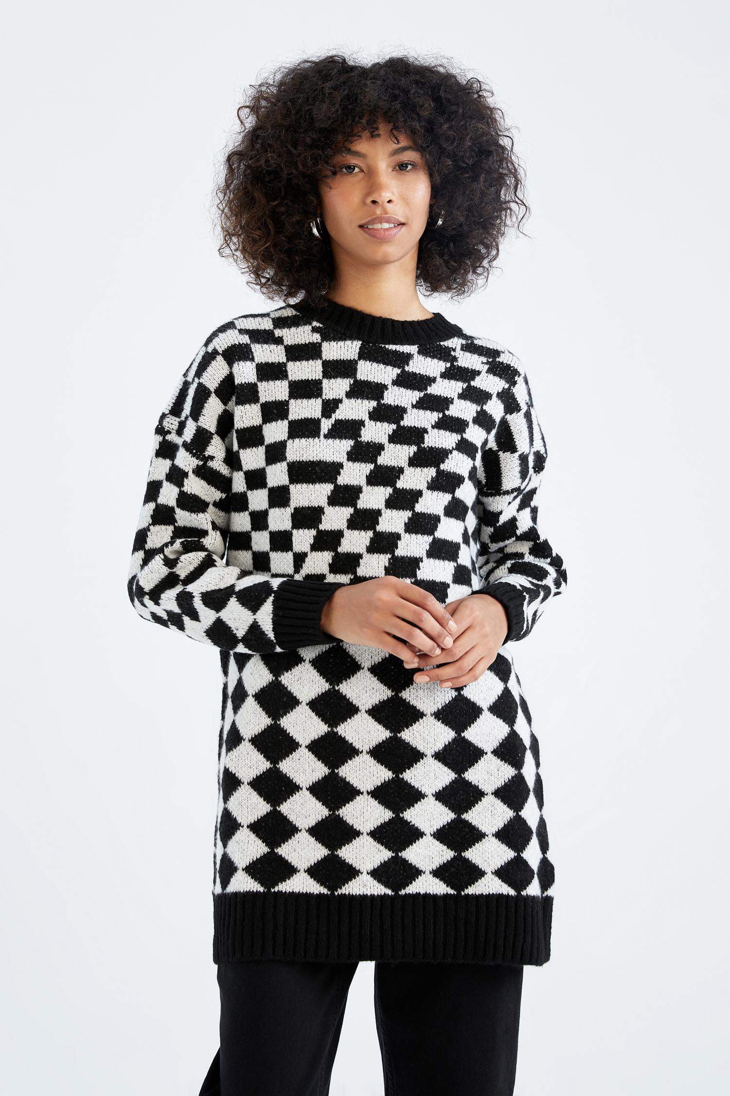 Туника стандартного кроя с круглым вырезом