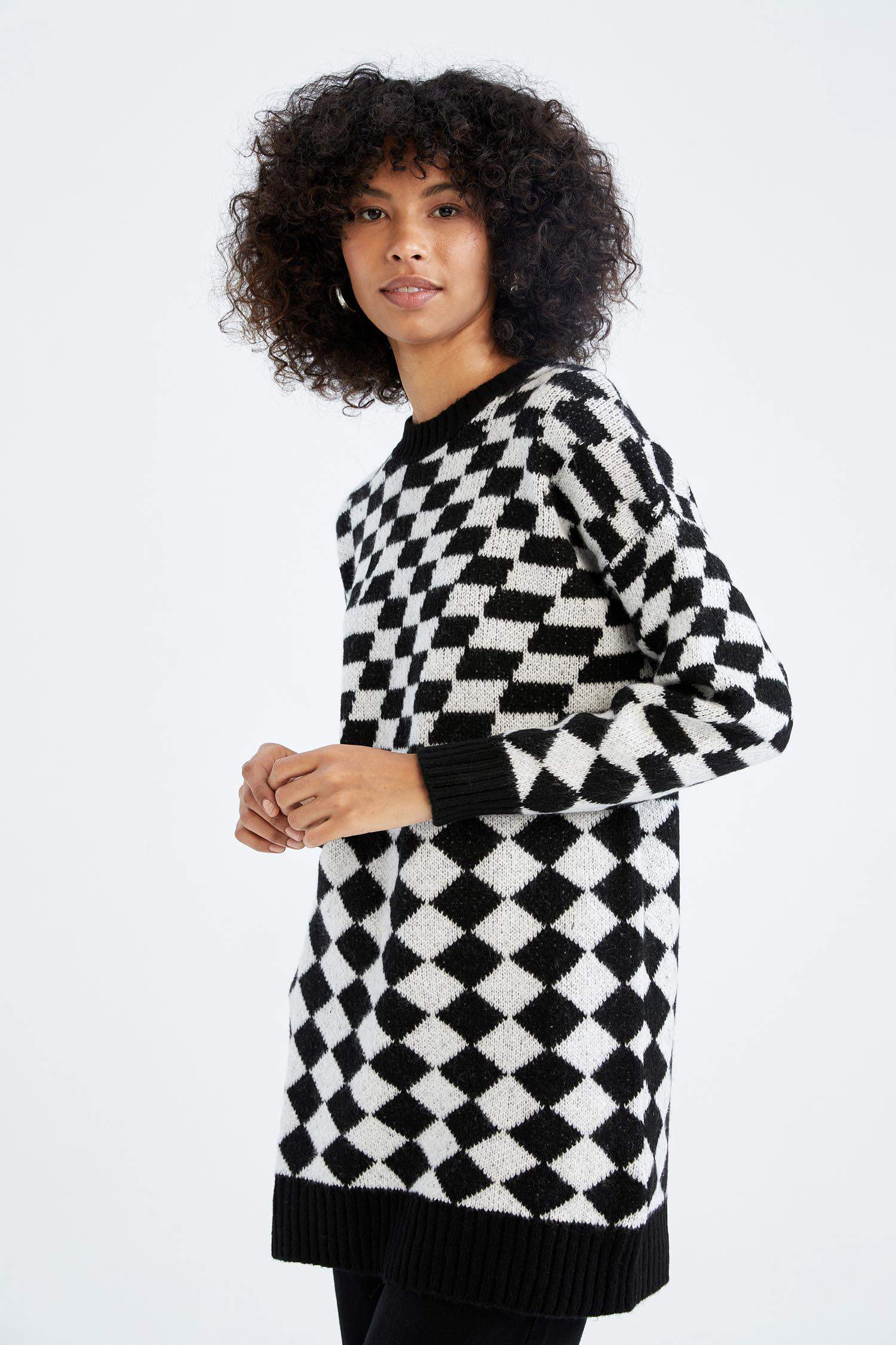 Туника стандартного кроя с круглым вырезом