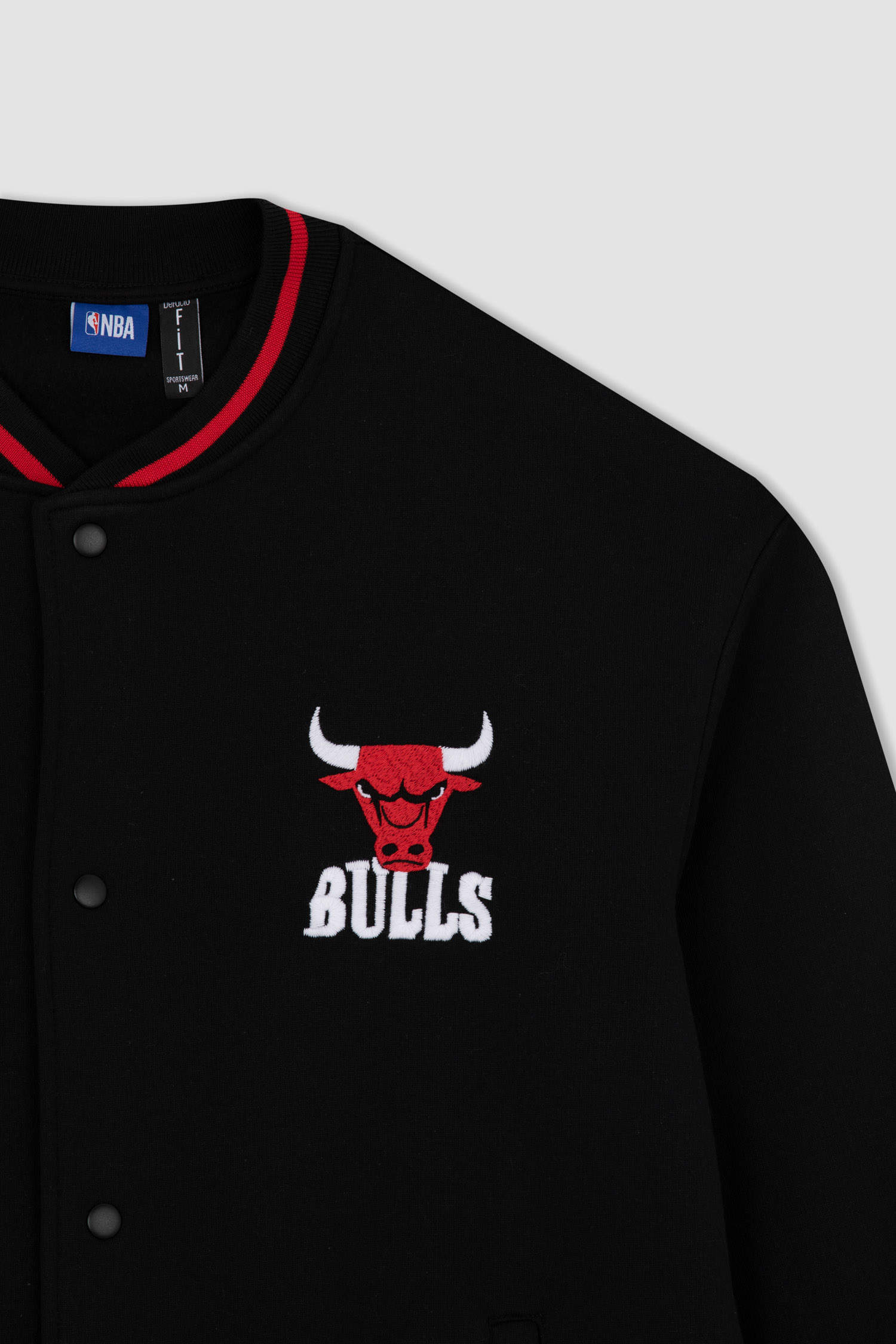 Unisex Nba Chicago Bulls oversize kolej ceket.. Beyaz ve Siyah renkleri ve  S-M-L-XL-XXL Bedenleriyle mağazalarımızda.. Fiyat bilgisi için…