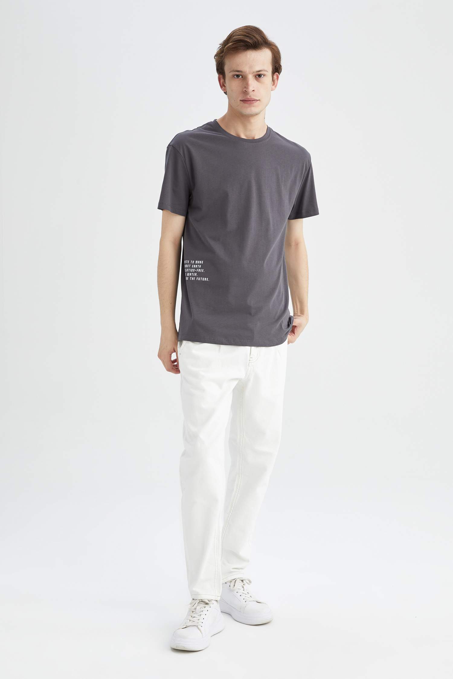 Regular Fit Bisiklet Yaka Sırt Baskılı Kısa Kollu Tişört