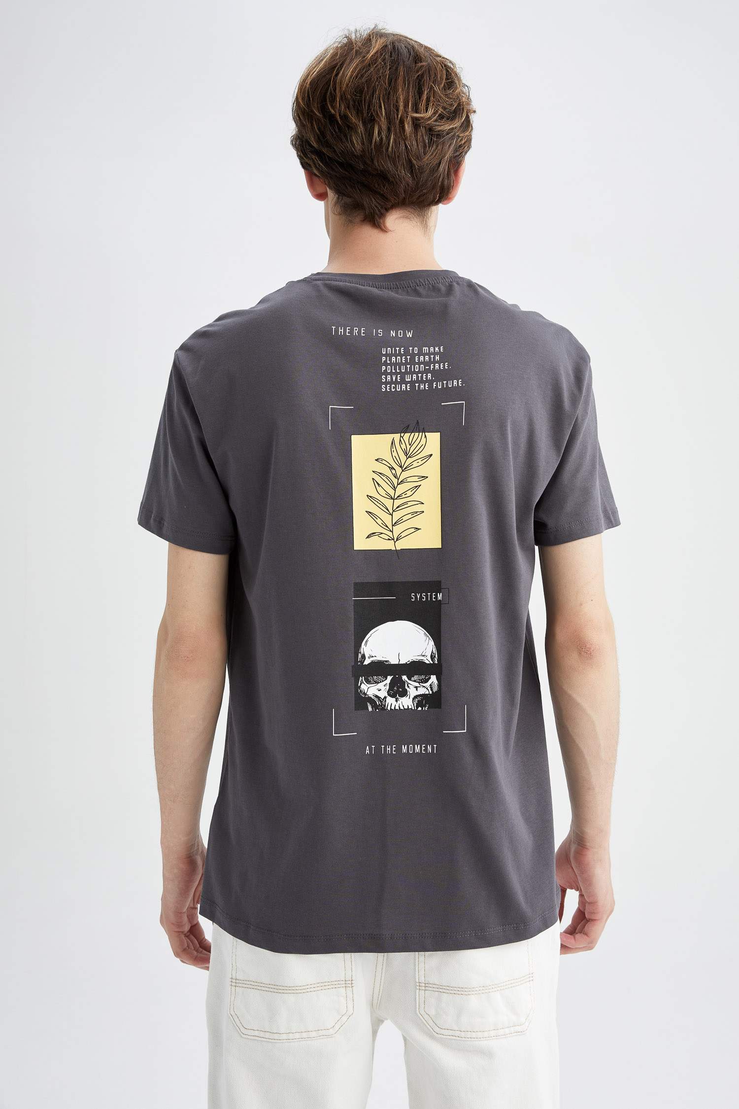 Regular Fit Bisiklet Yaka Sırt Baskılı Kısa Kollu Tişört