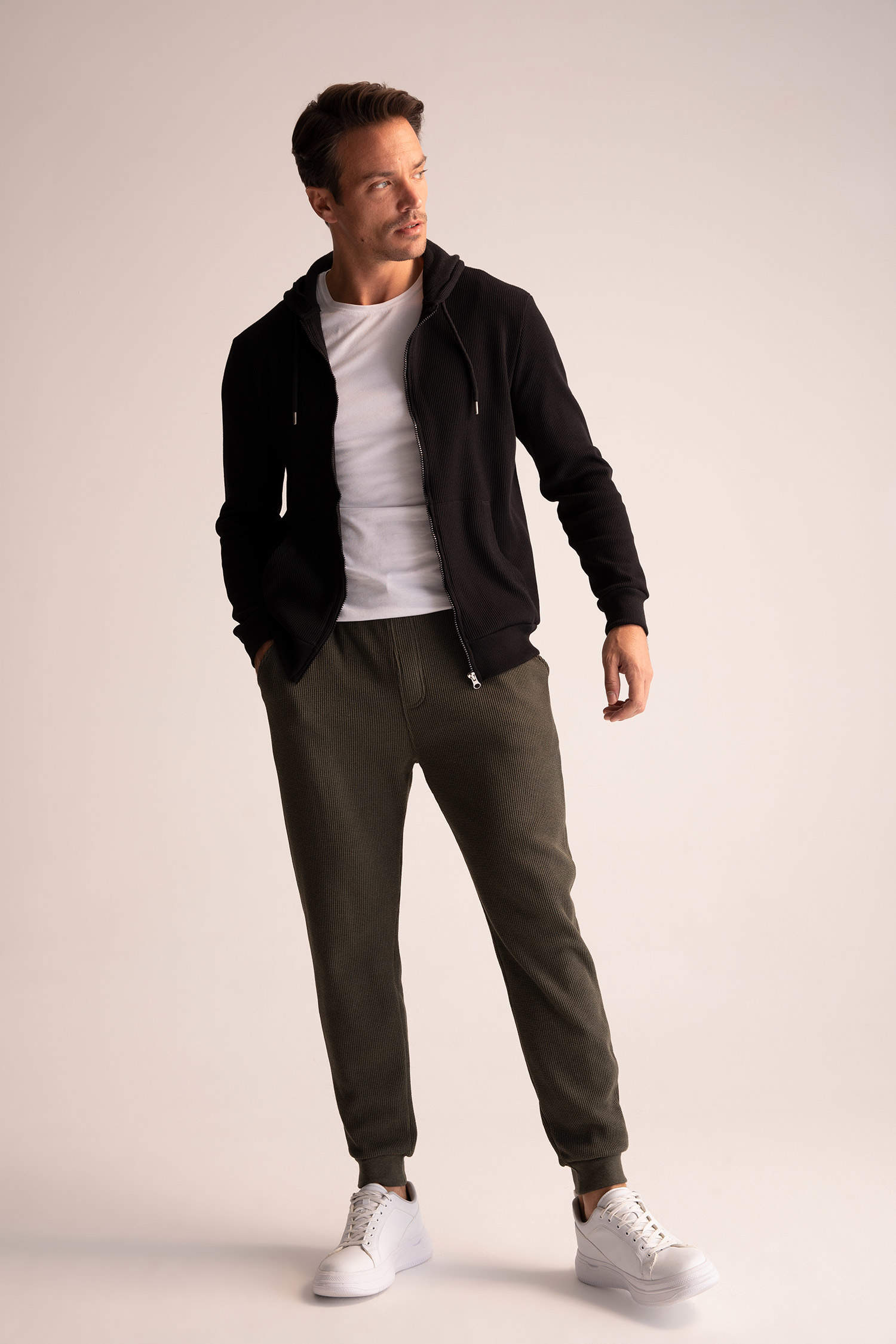 Khaki MEN Slim Fit Sweatpants 2555009 | DeFacto
