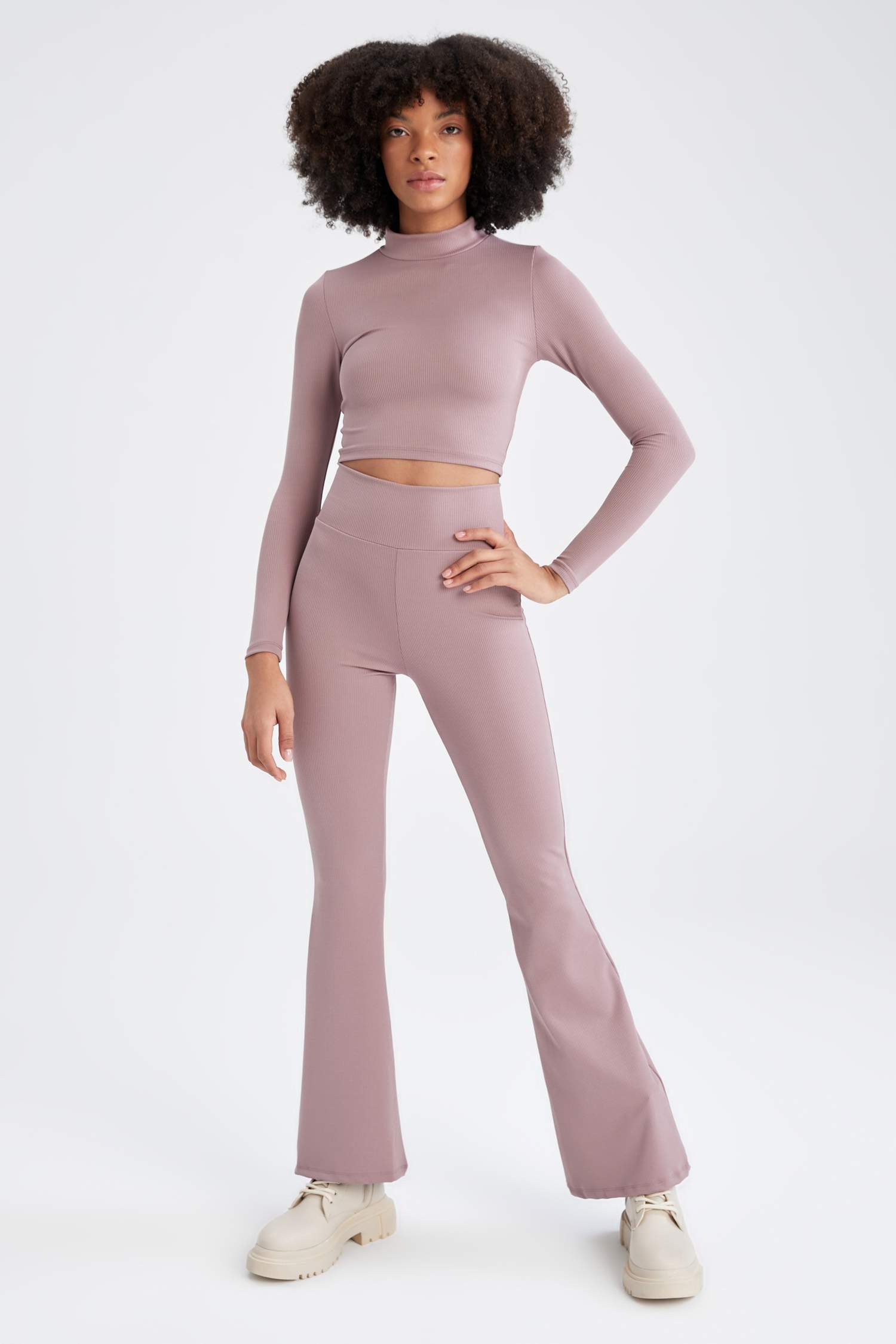 ұзартылған жаға тоқылған Ұзын жеңді футболка