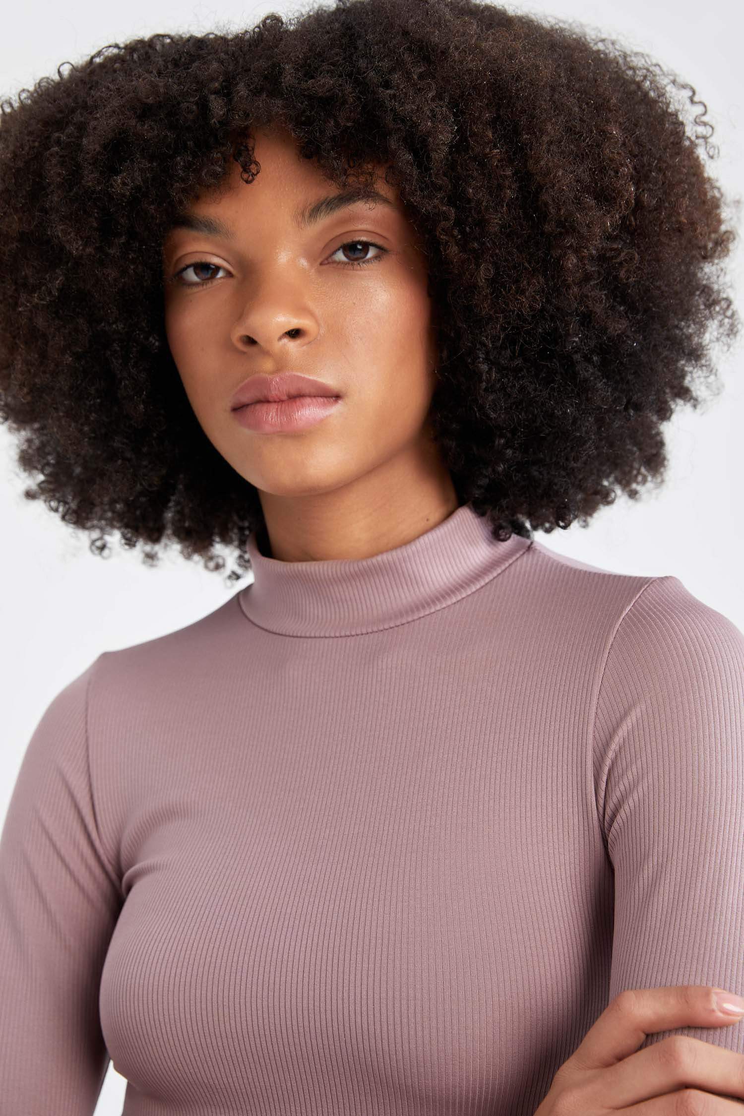 ұзартылған жаға тоқылған Ұзын жеңді футболка