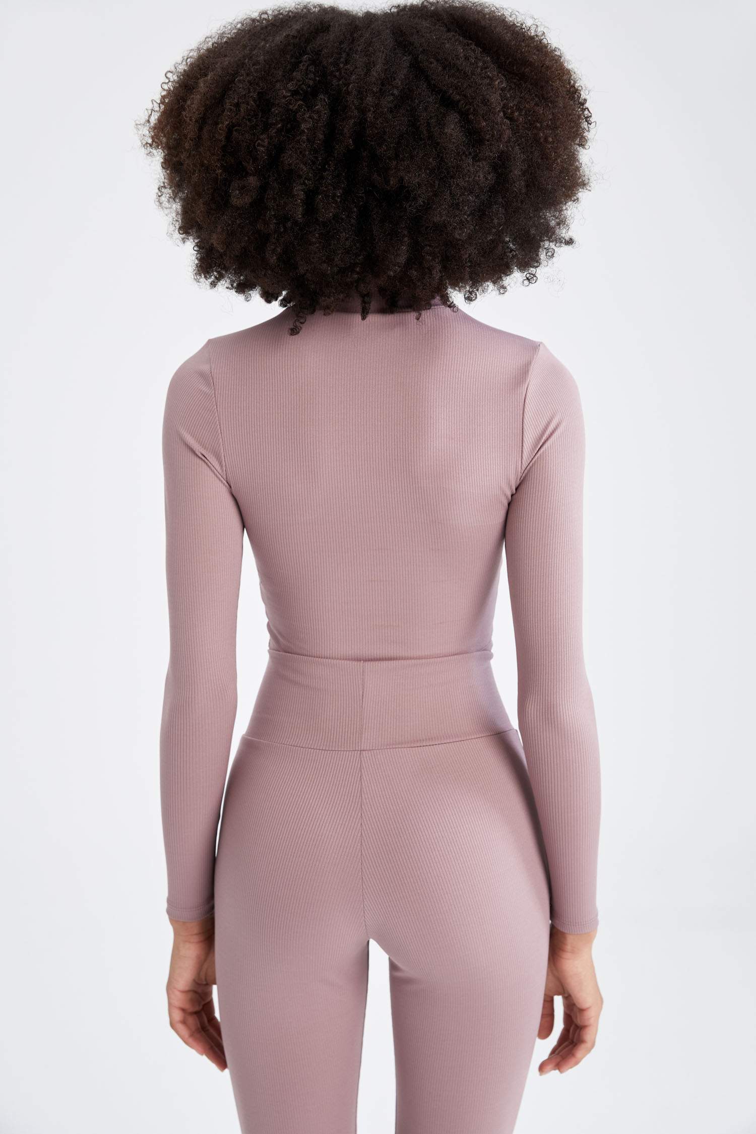 ұзартылған жаға тоқылған Ұзын жеңді футболка