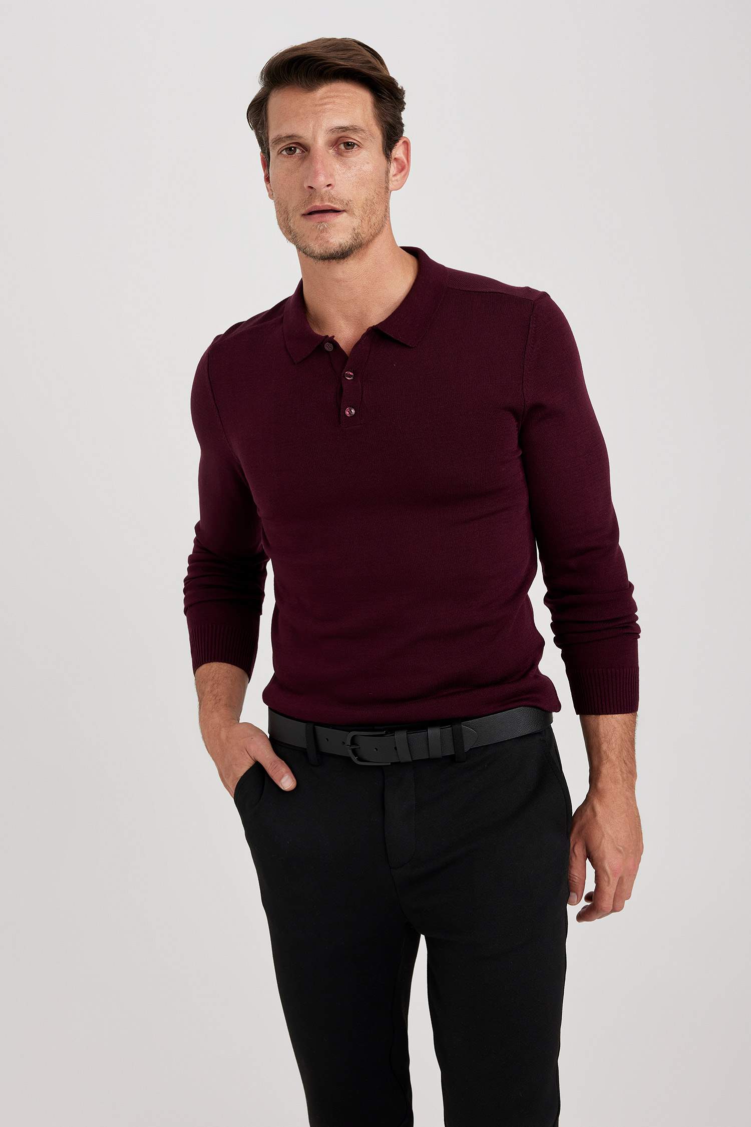 Пуловер приталенного кроя с поло воротником из трикотажа для мужчин