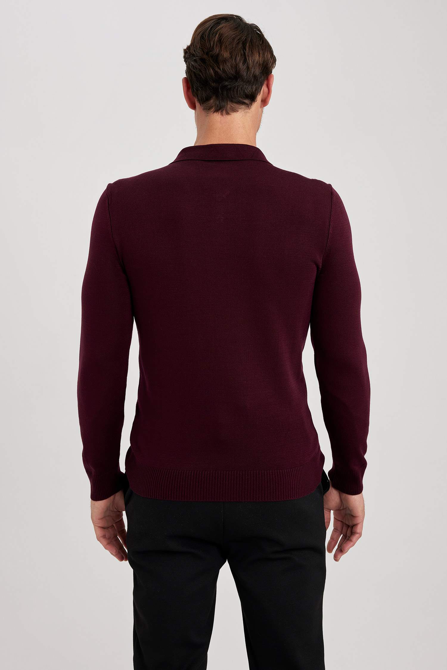 Пуловер приталенного кроя с поло воротником из трикотажа для мужчин
