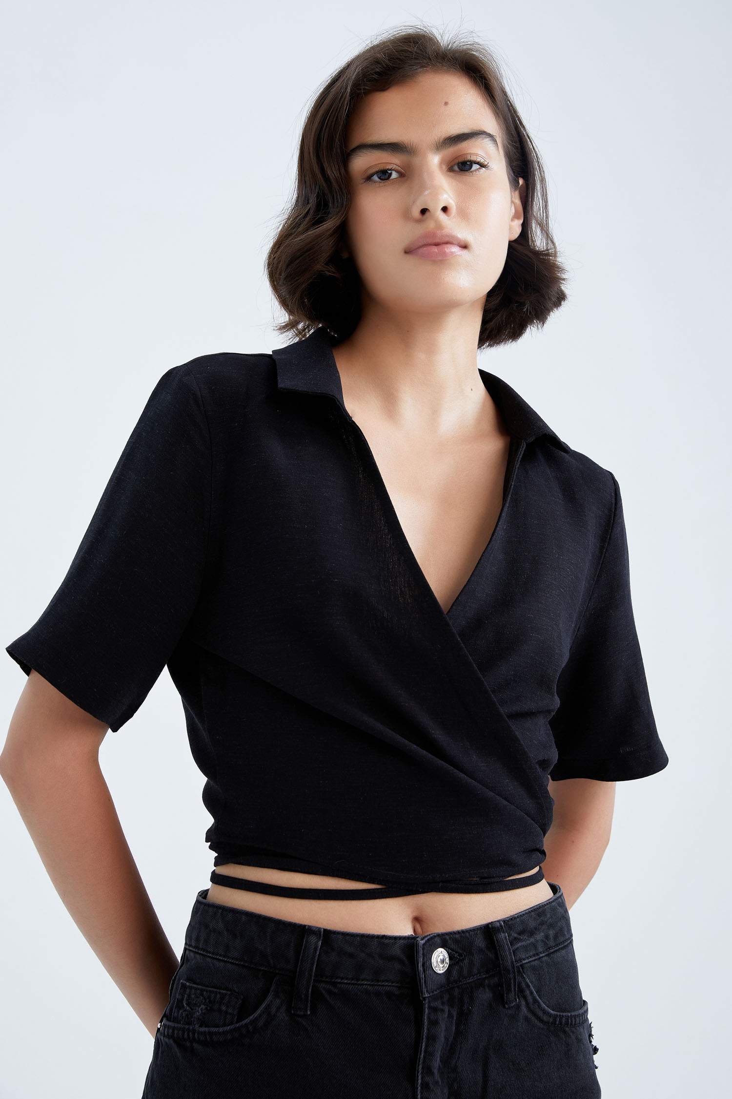 Black WOMAN Shirt Collar Short Sleeve Crop Shirt 2540088 | DeFacto