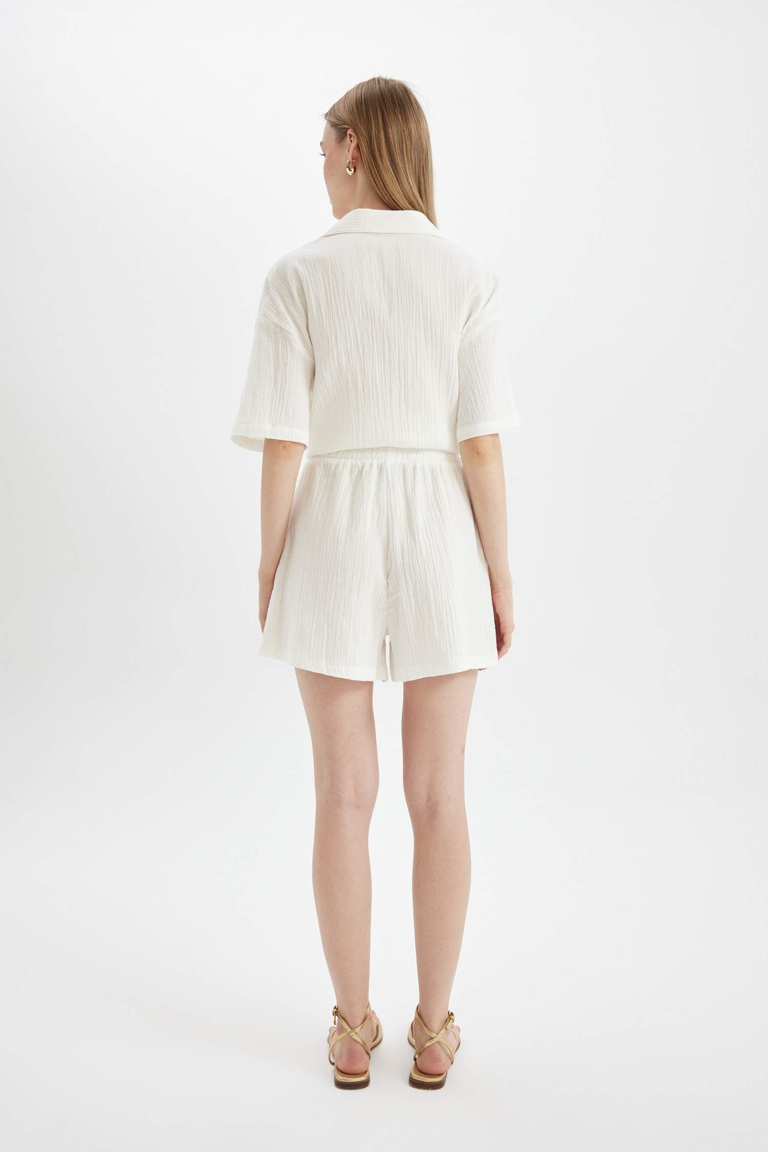 شورت كابري قصة عادية بخصر عادي بساق قصير