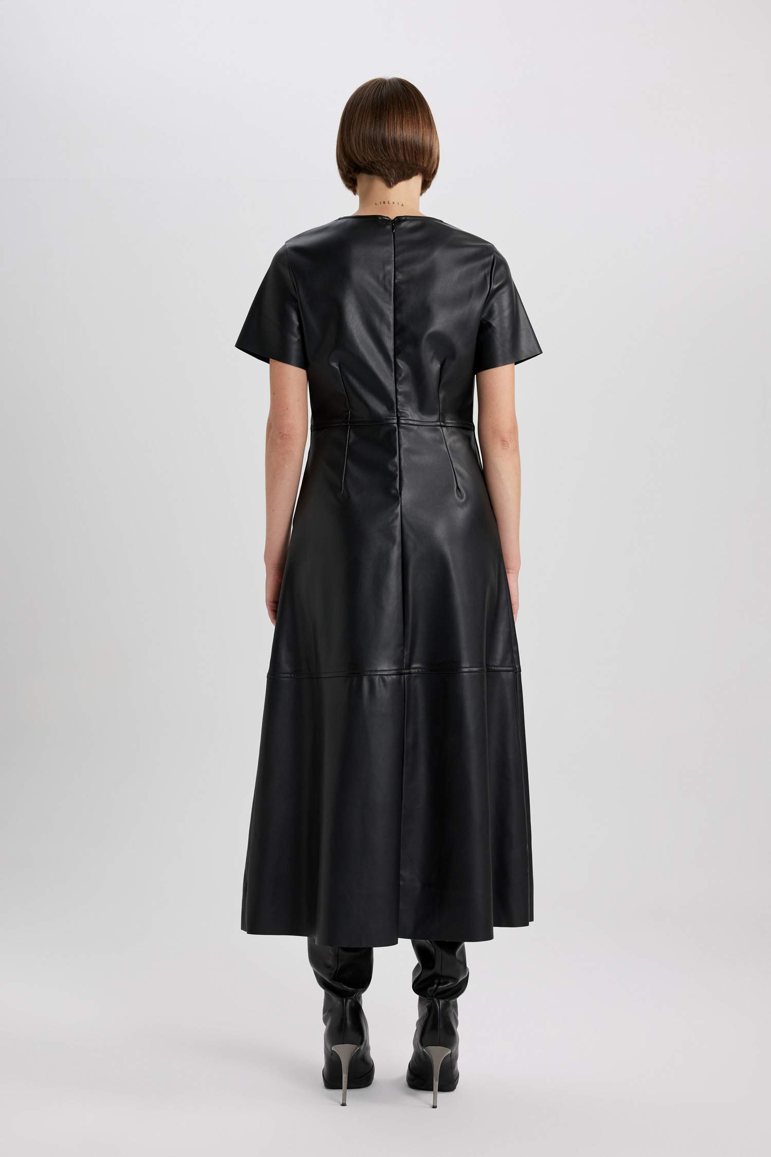 Платье миди А-силуэта из искусственной кожи