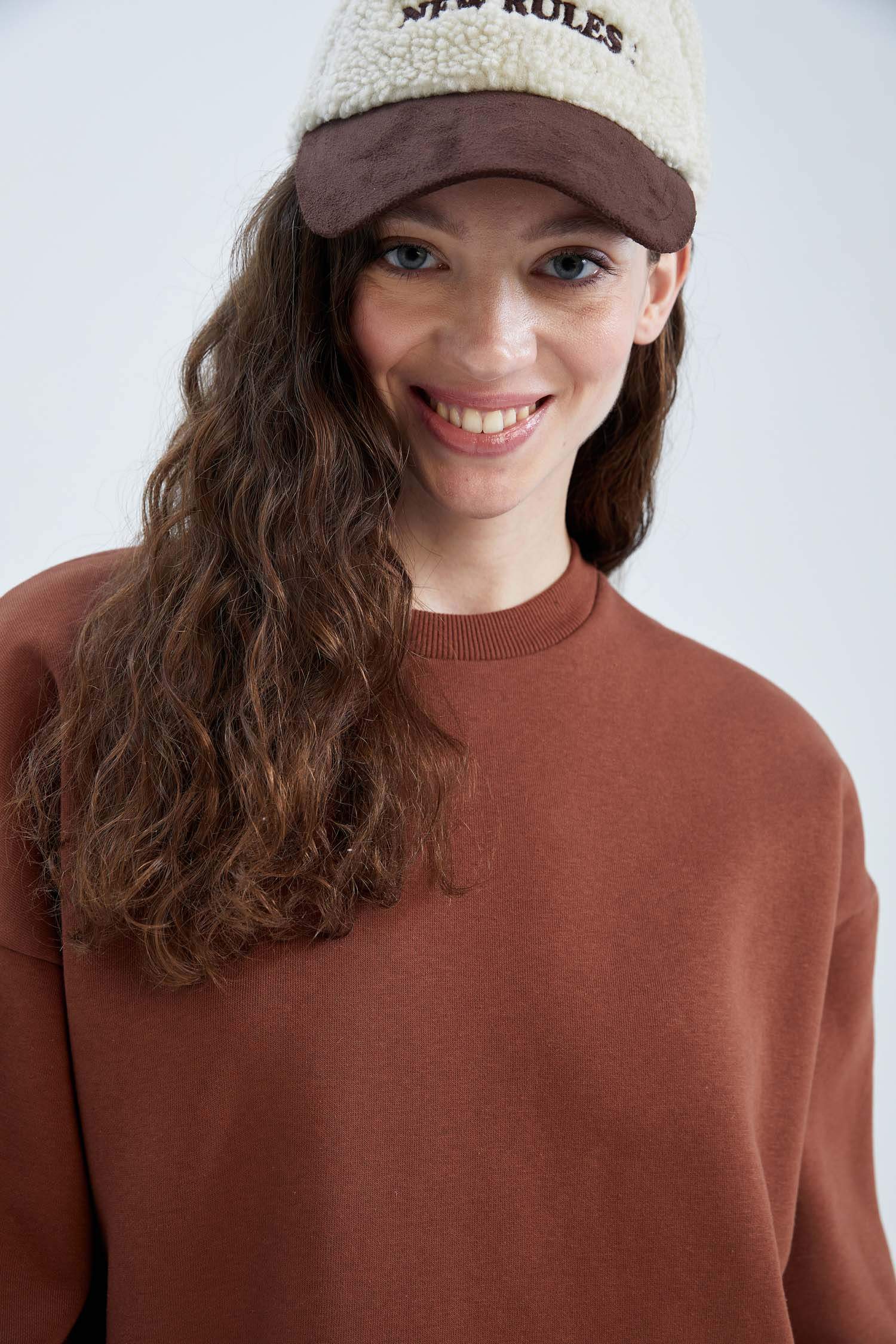 سويت شيرت اوفر سايز بياقة مستديرة