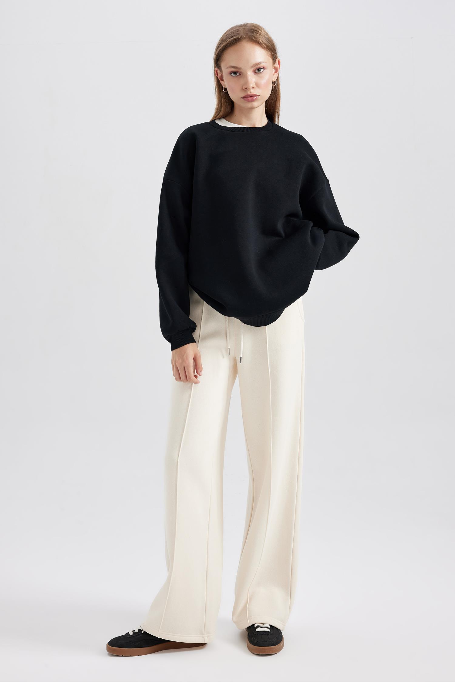 Black WOMAN Oversize Fit Long Sleeve Sweatshirt 2645473 | DeFacto
