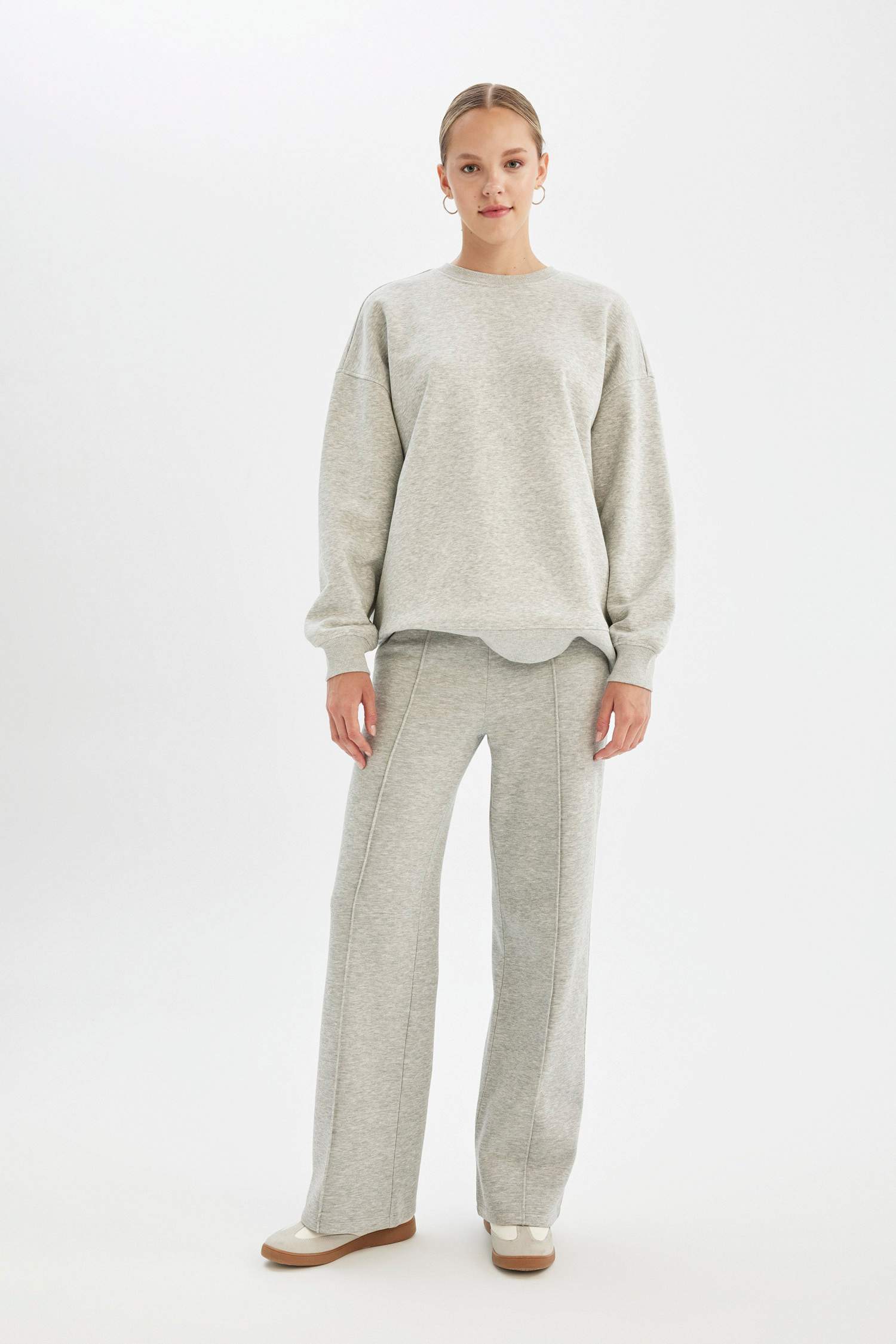 سويت شيرت اوفر سايز بيزك برقبة مستديرة