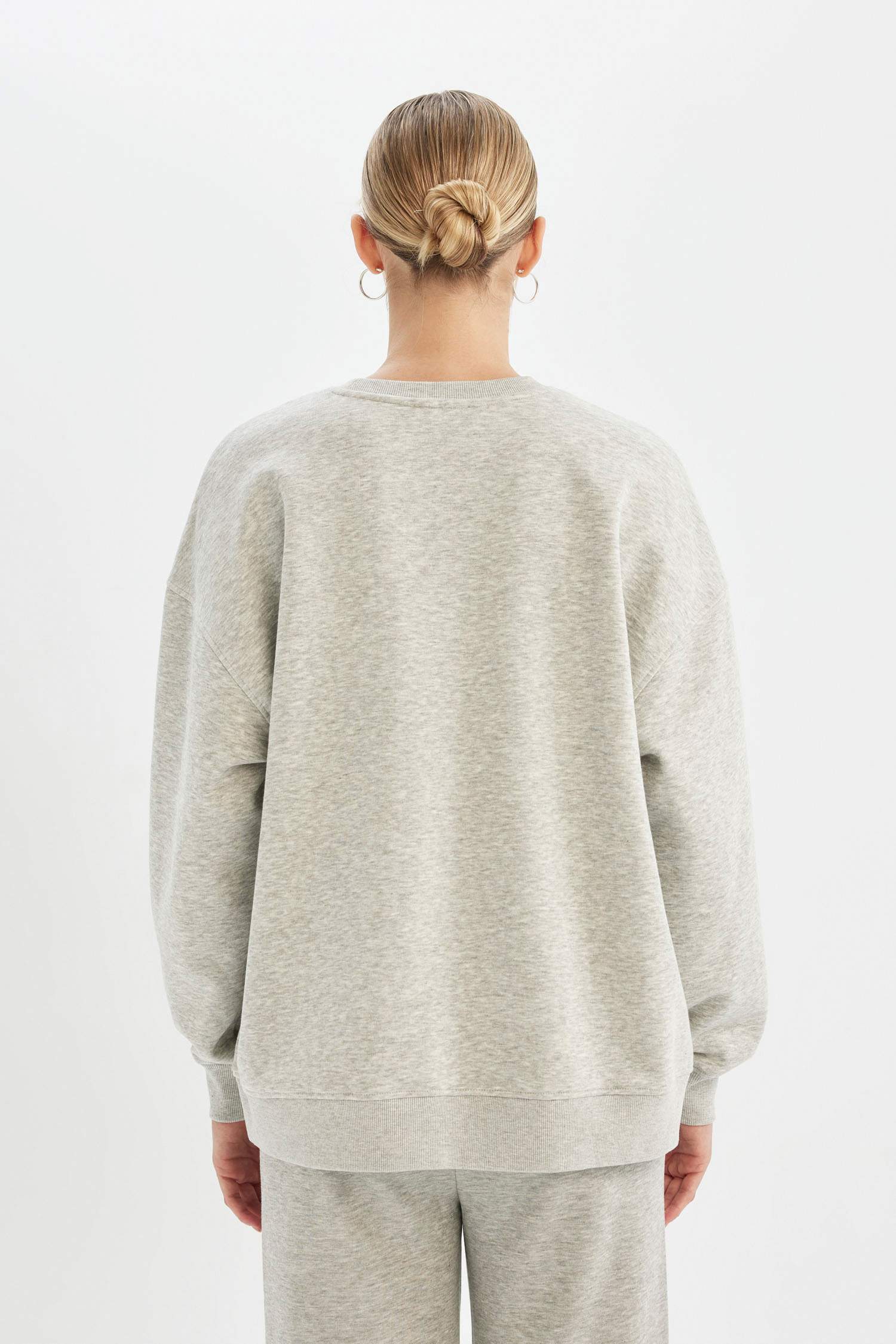 سويت شيرت اوفر سايز بيزك برقبة مستديرة