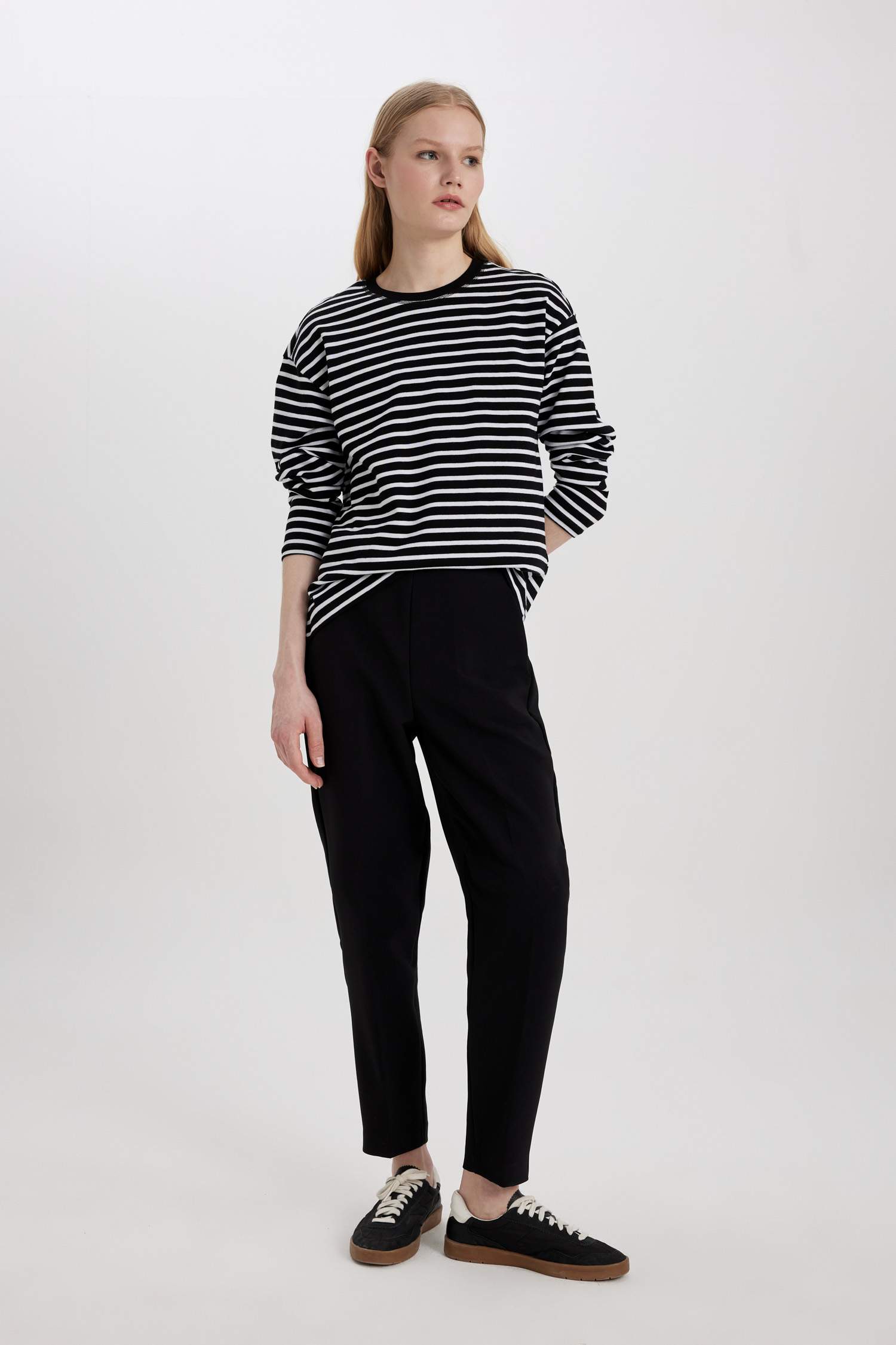 T-shirt à manches longues rayé basique à col rond et à coupe régulière