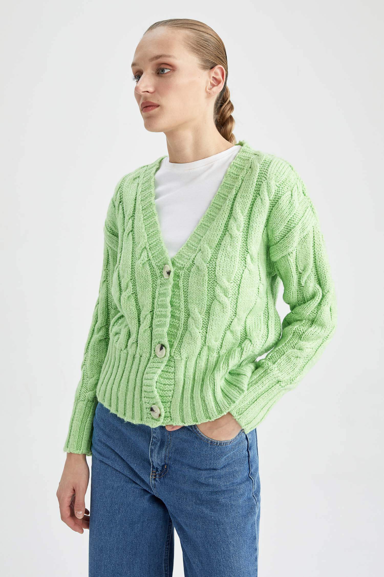 Кардиган стандартного кроя с V-образным вырезом