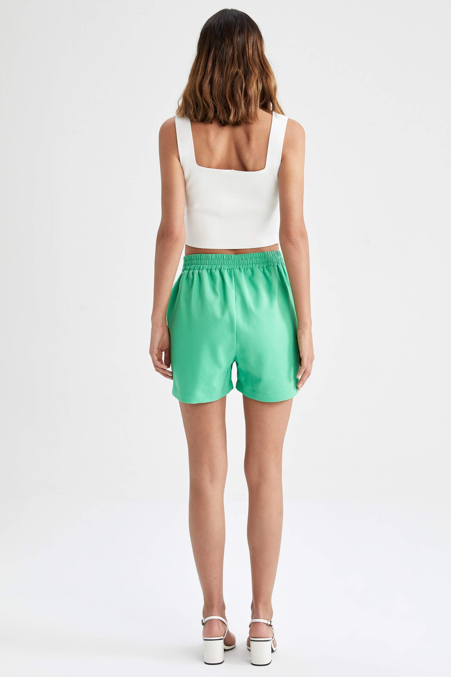 Шорти стандартного крою з кишенями для жінок