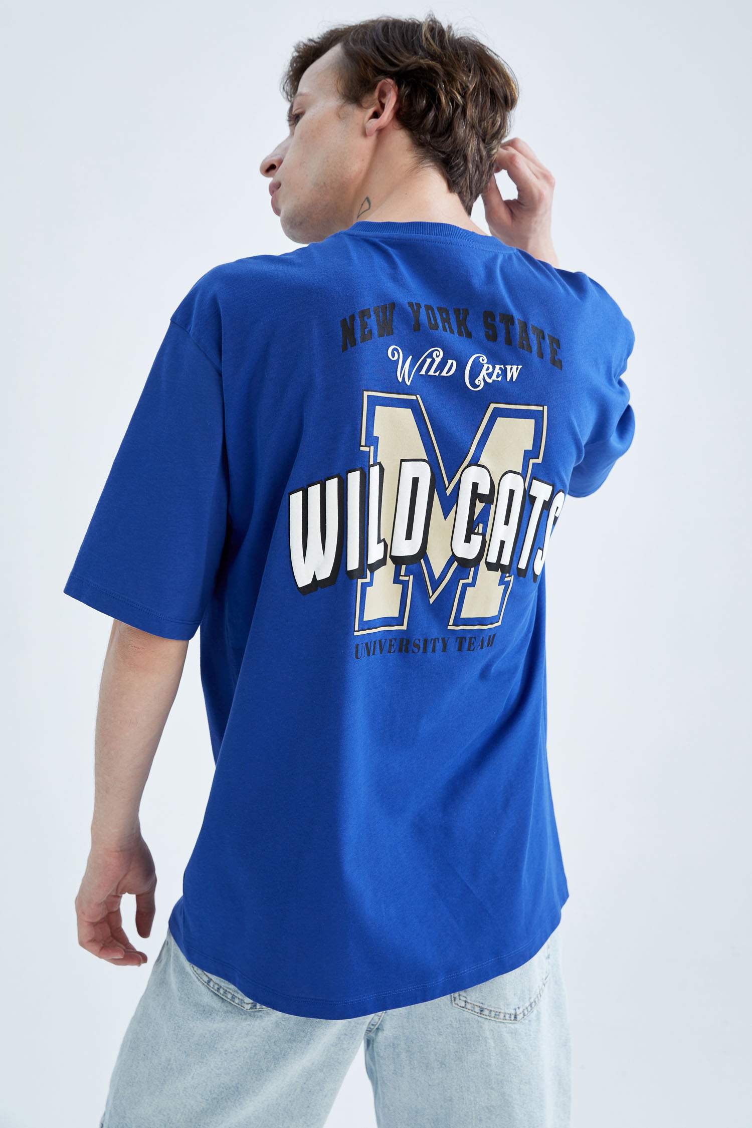 Футболка оверсайз с круглым вырезом и принтом на спине