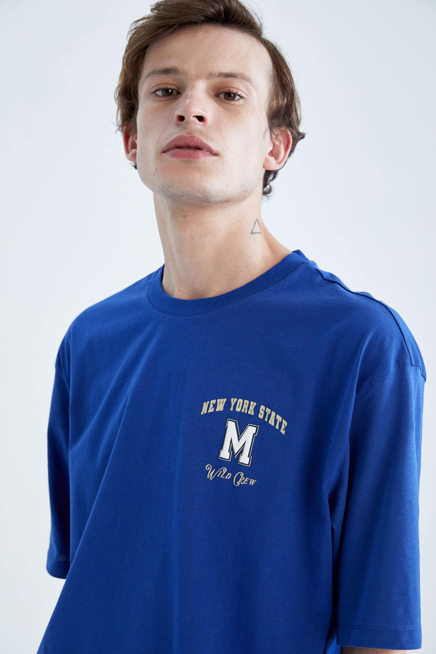 Футболка оверсайз с круглым вырезом и принтом на спине