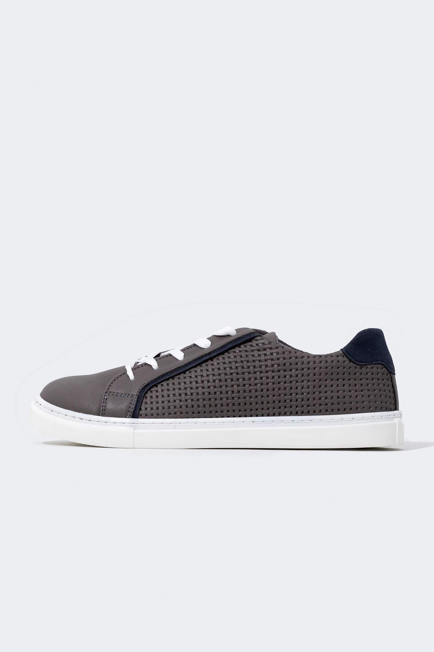 flat sole casual shoes