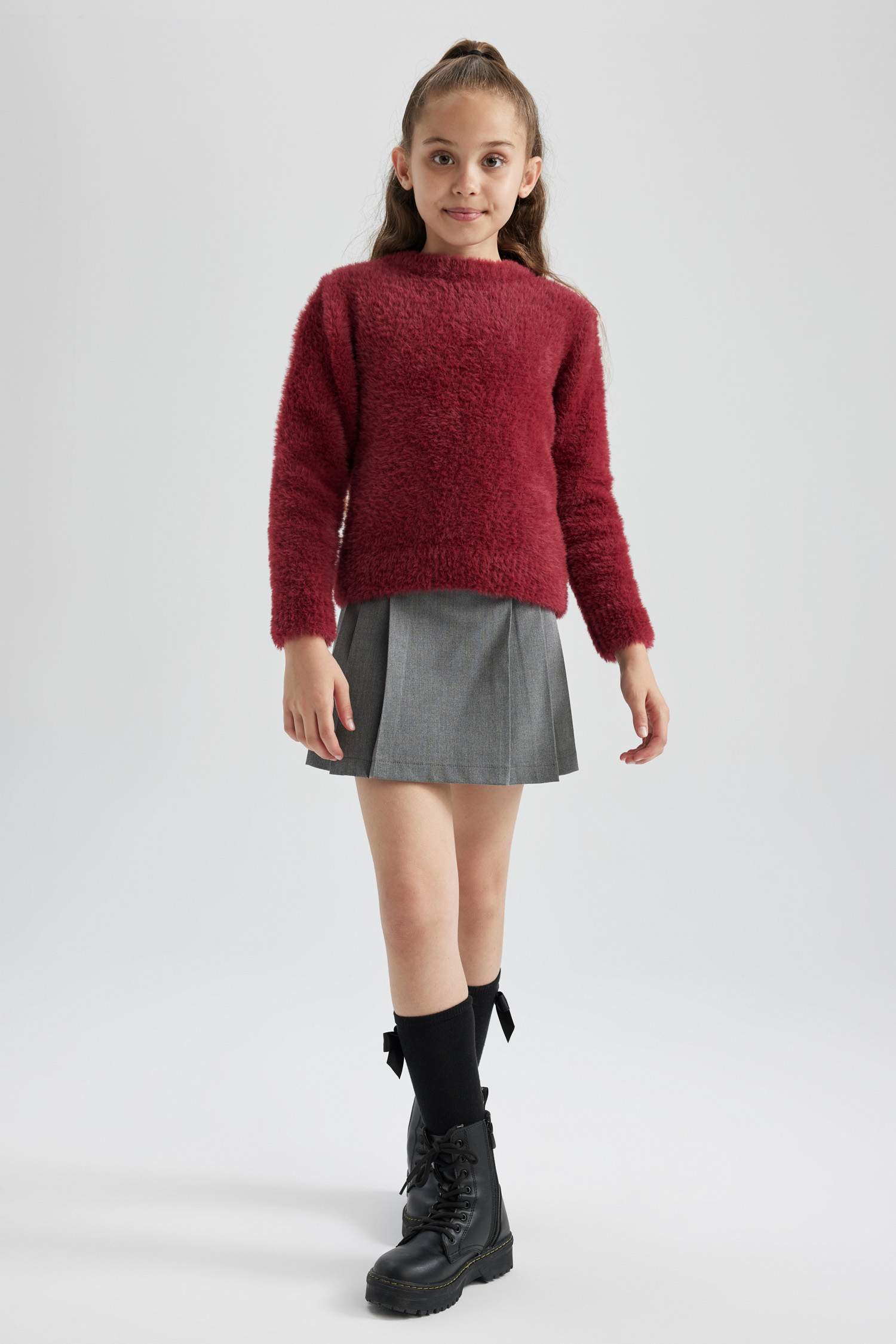 Свитер стандартного кроя с круглым вырезом для девочек