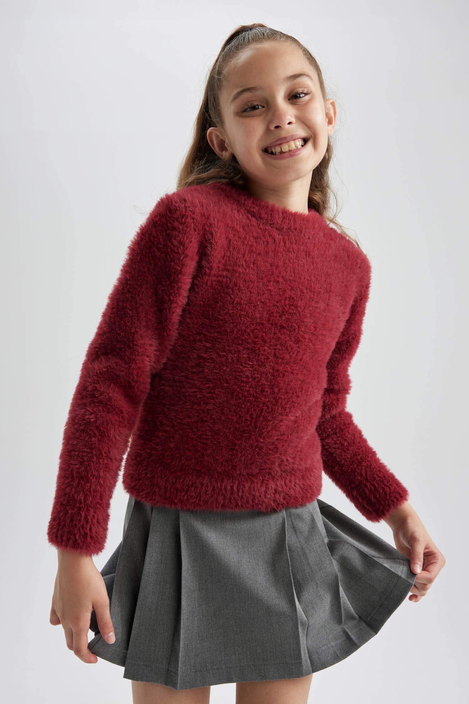 Свитер стандартного кроя с круглым вырезом для девочек