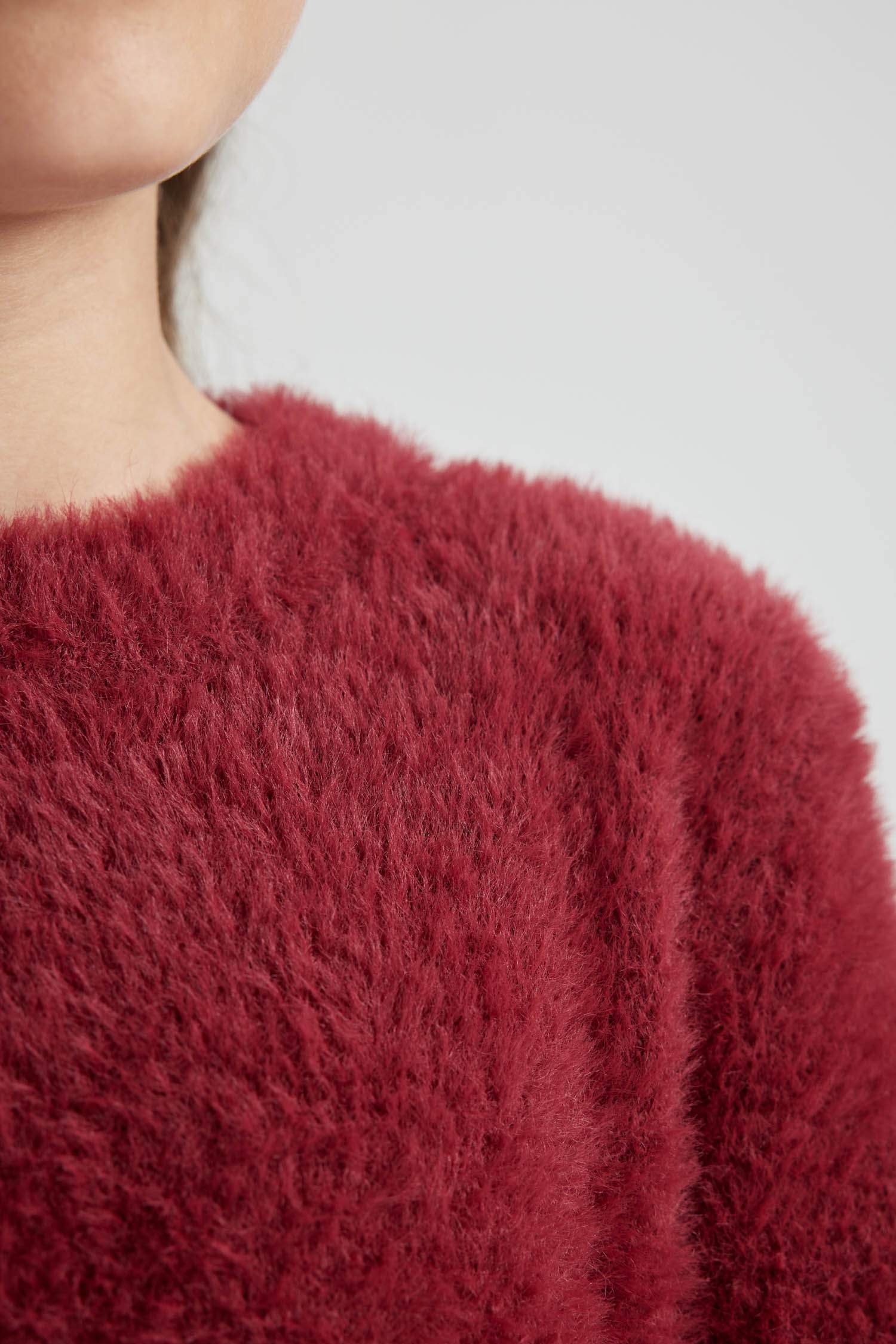 Свитер стандартного кроя с круглым вырезом для девочек