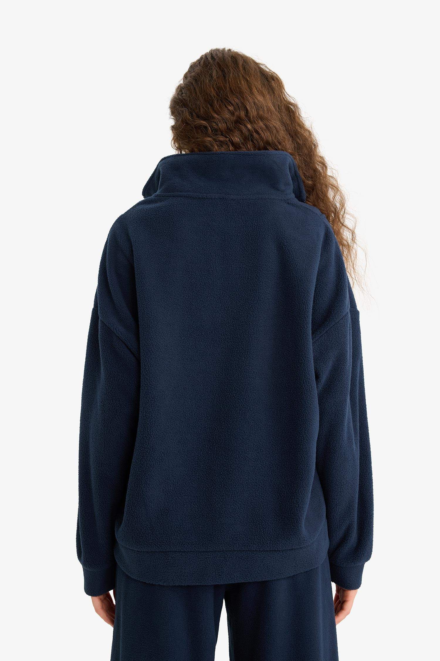 سويت شيرت قطيفة اوفر سايز بياخة عالية بسحاب