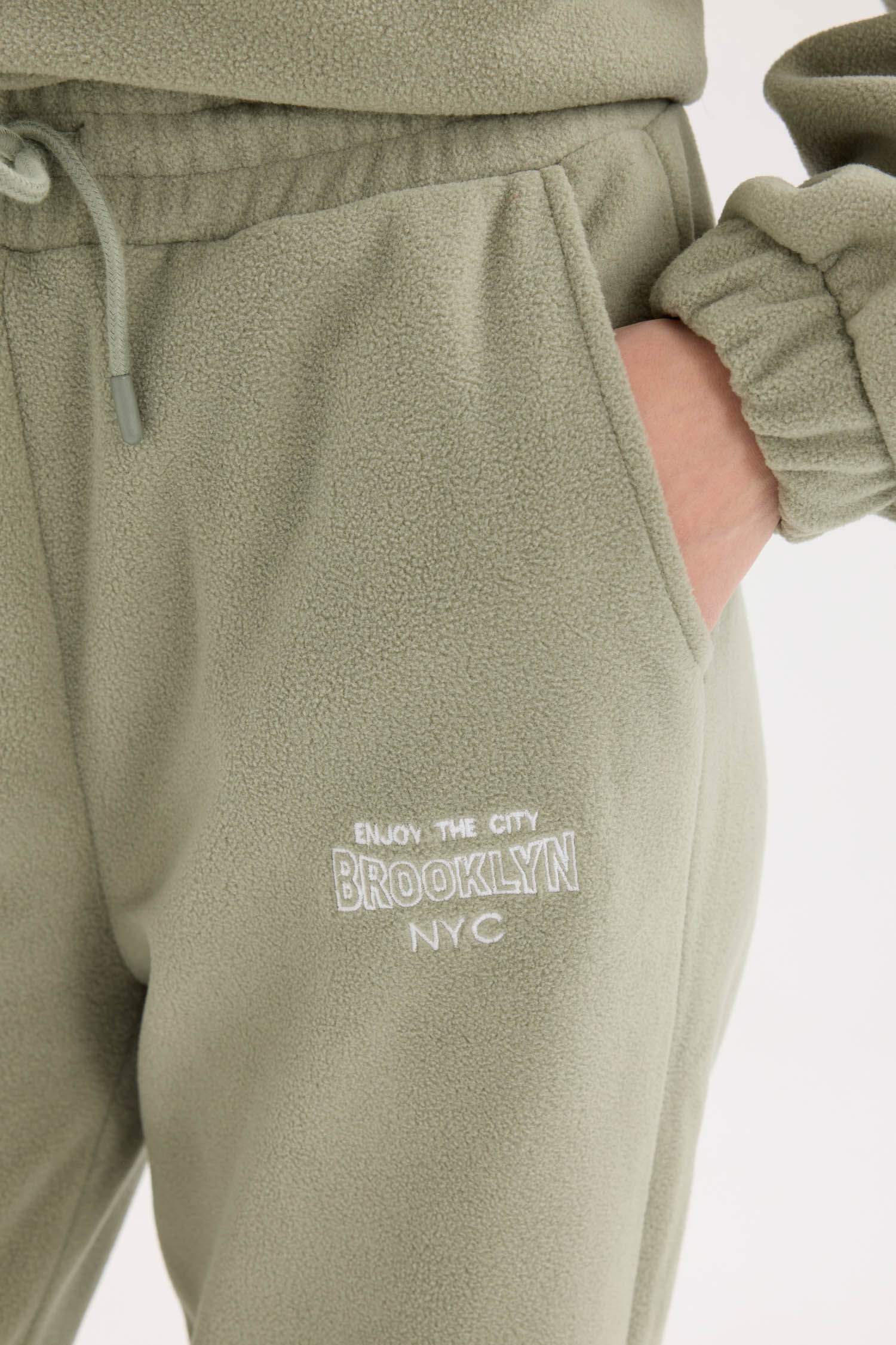 Штаны стандартного кроя с манжетами с принтом