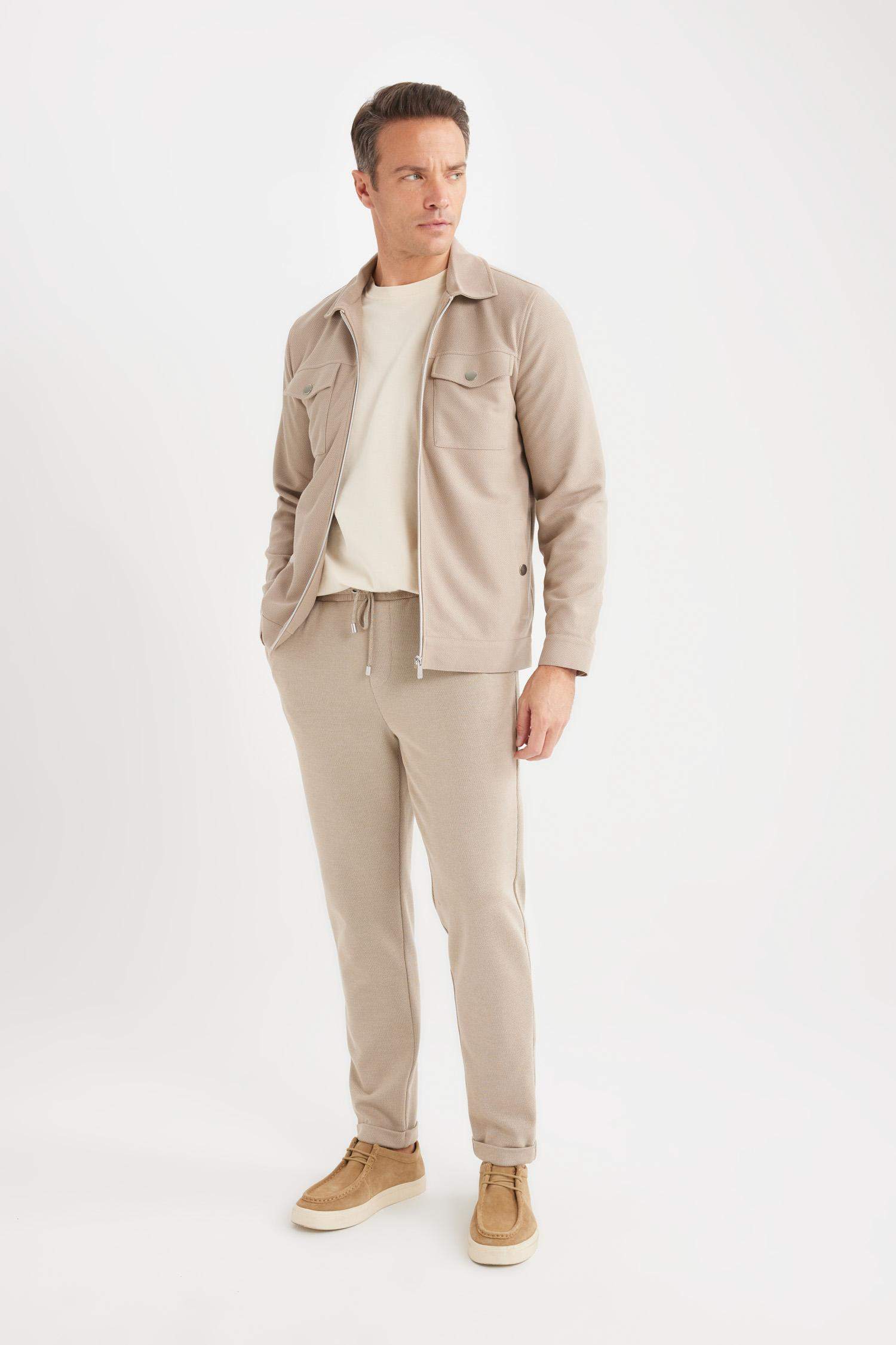 بنطلون جوجر فيت برجل عادية