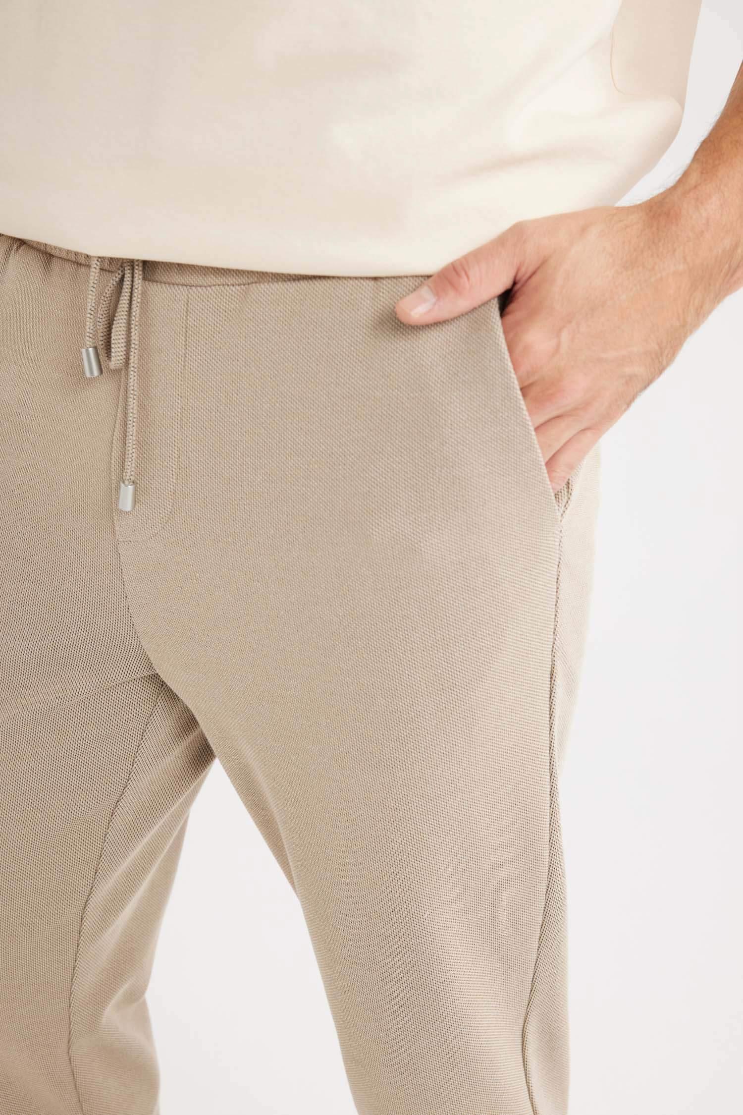 بنطلون جوجر فيت برجل عادية