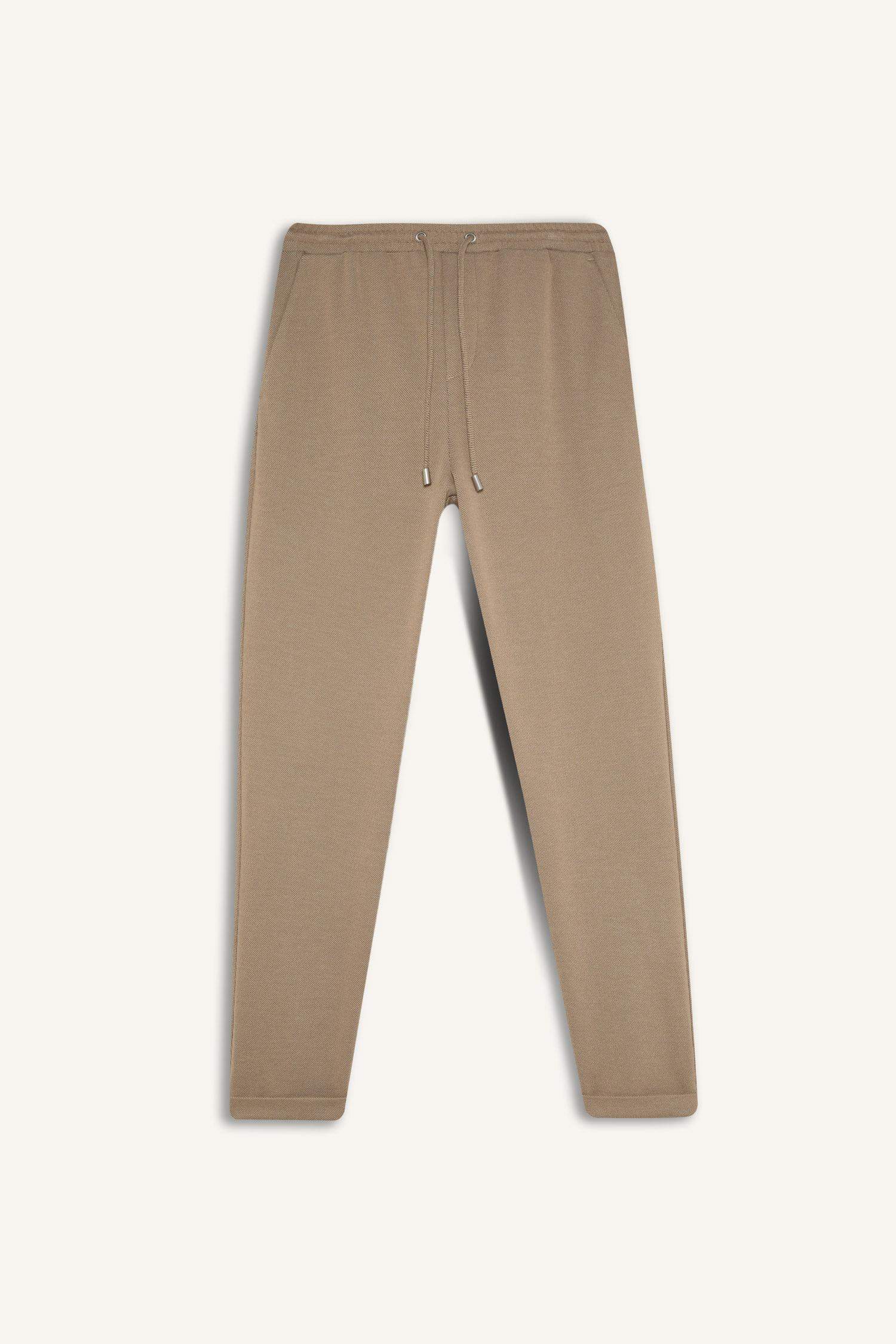 بنطلون جوجر فيت برجل عادية