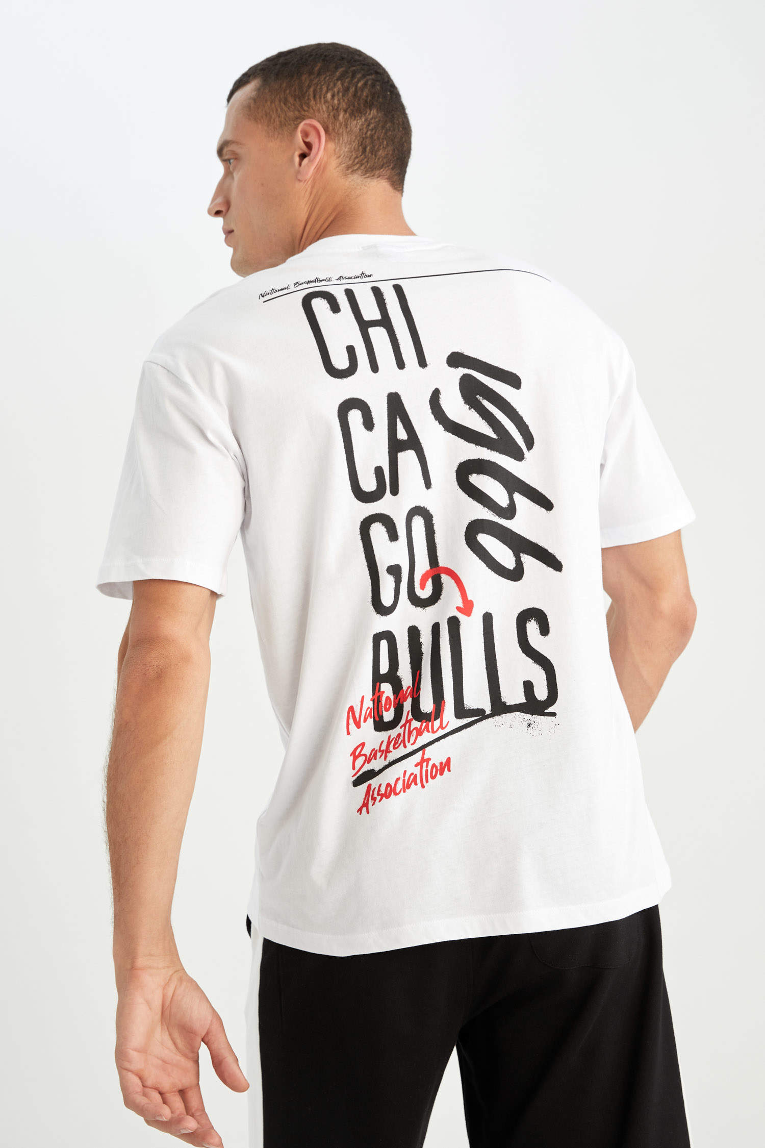 Defacto Fit NBA Chicago Bulls Boxy Fit Tişört. 4