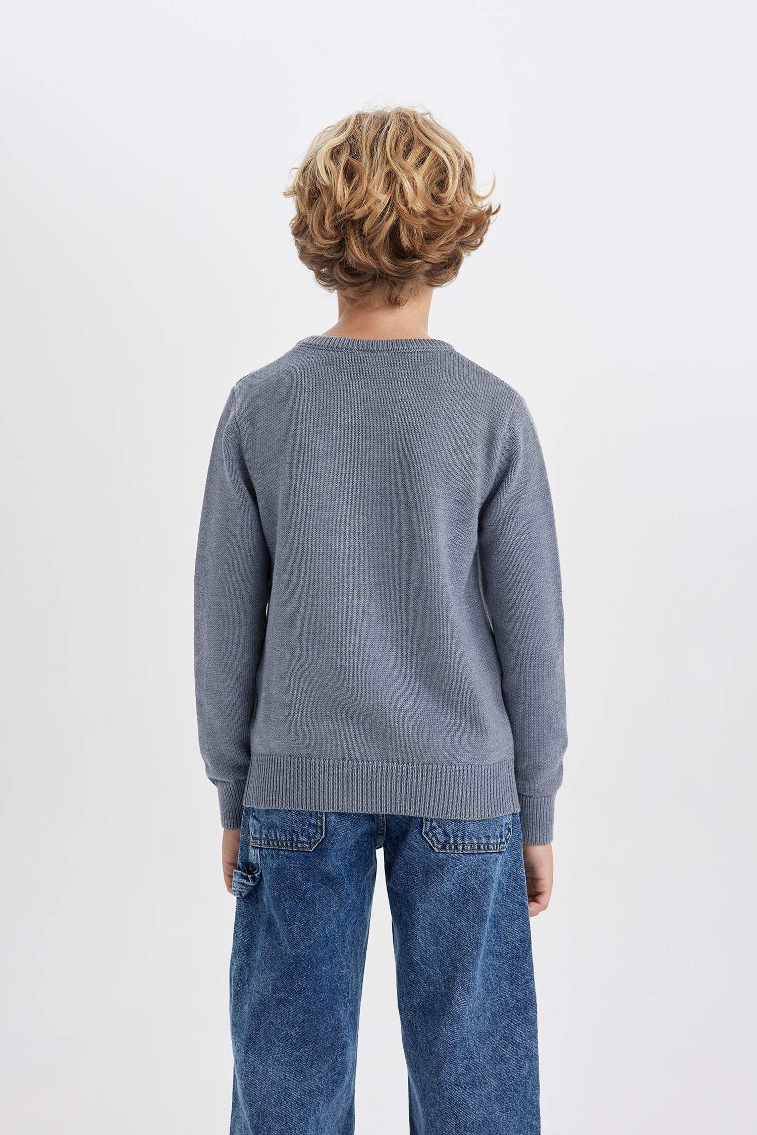 Свитер стандартного кроя с круглым вырезом для мальчиков