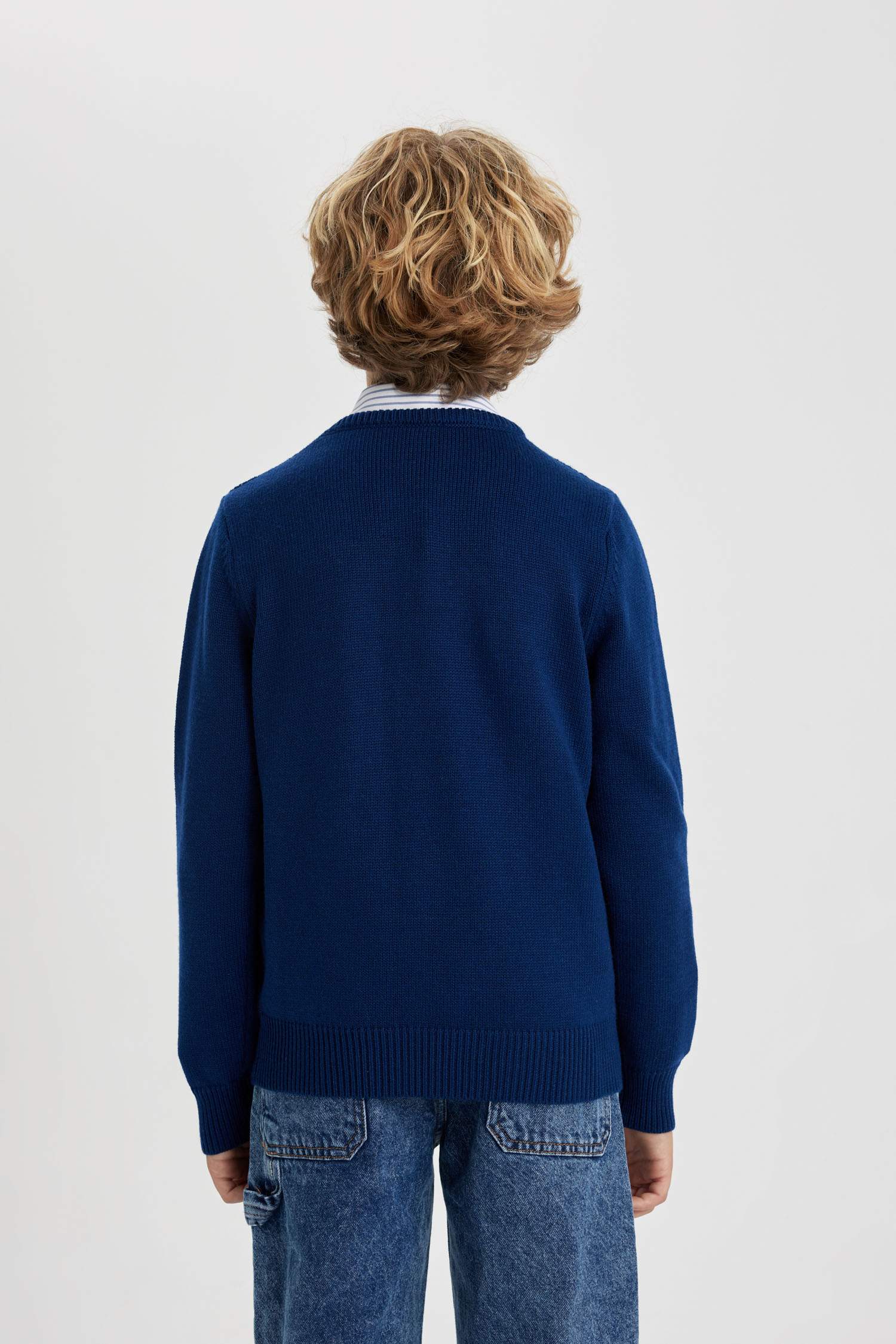 Свитер стандартного кроя с круглым вырезом для мальчиков