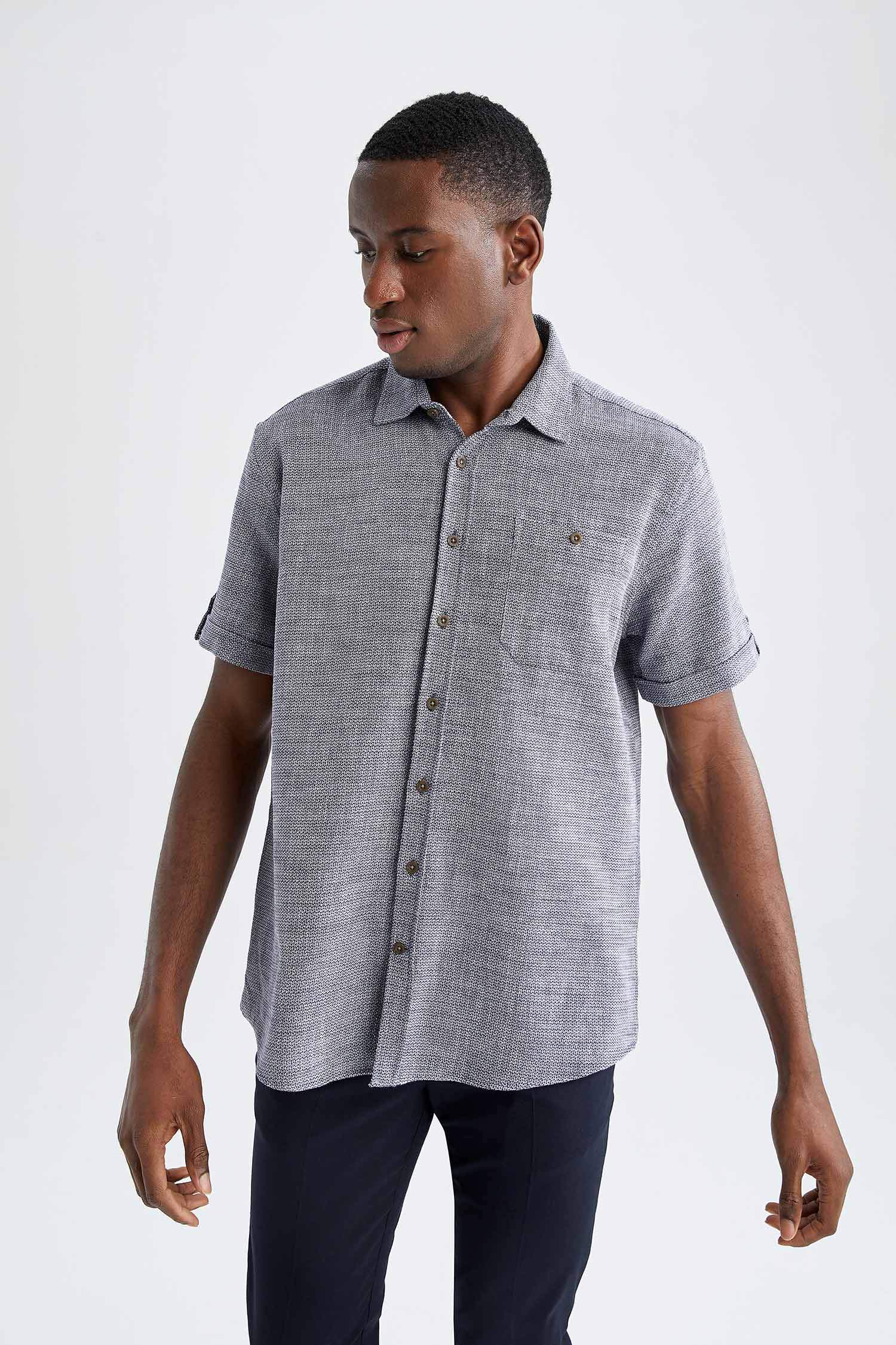 Рубашка с коротким рукавом стандартного кроя для мужчин