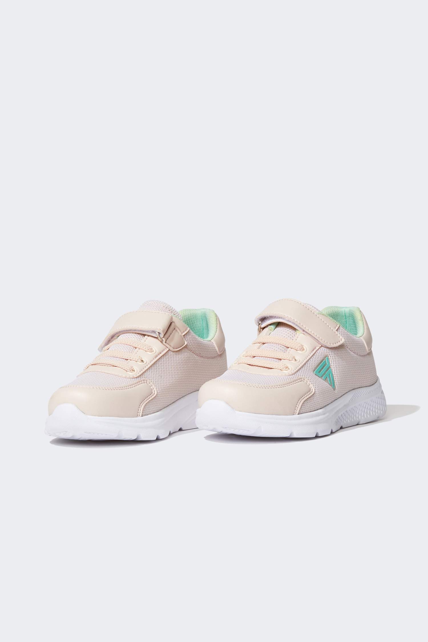 Қыздарға спорт аяқ киім