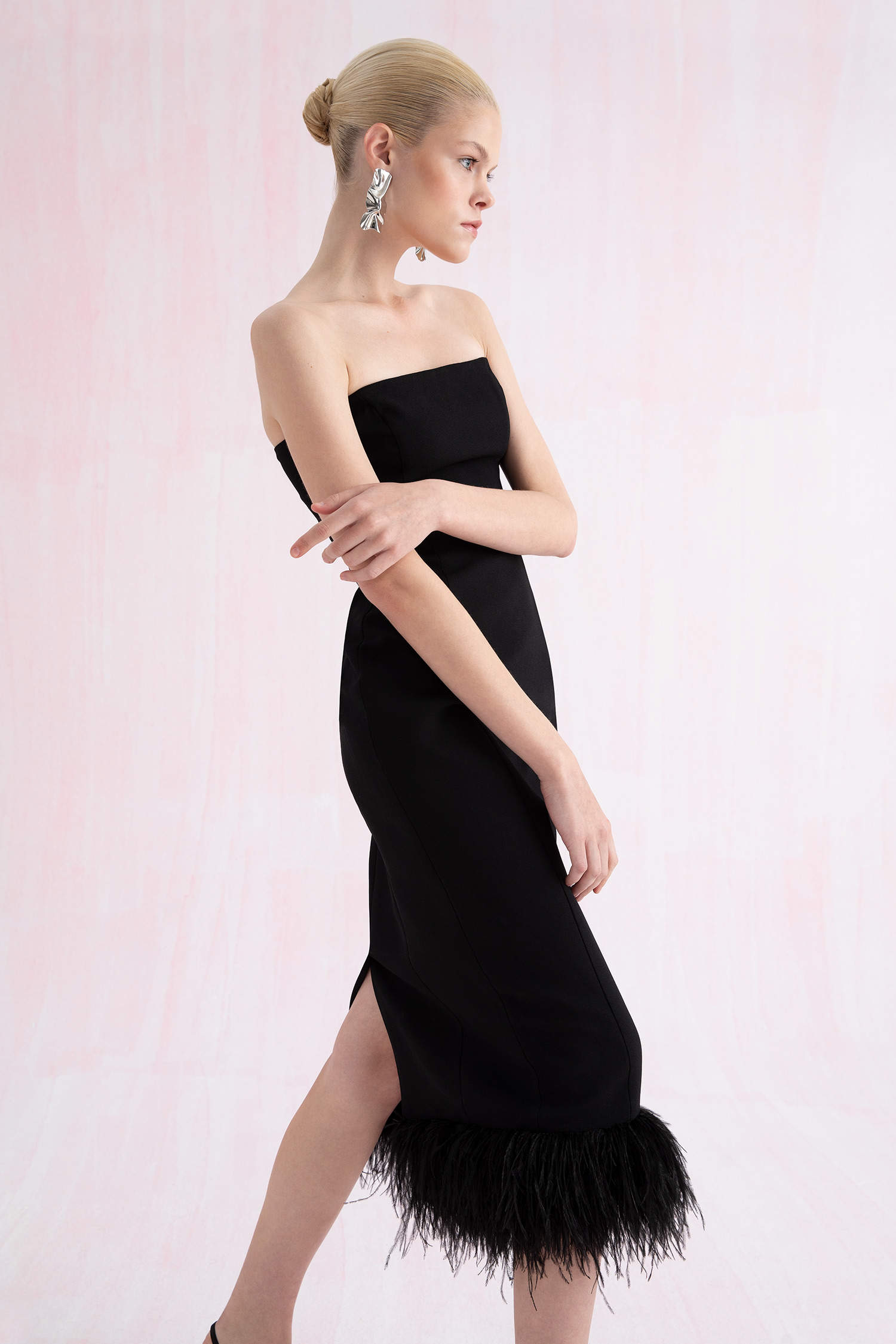 Defacto Nihan Peker Tasarım Straplez Tüy Detaylı Midi Elbise. 2