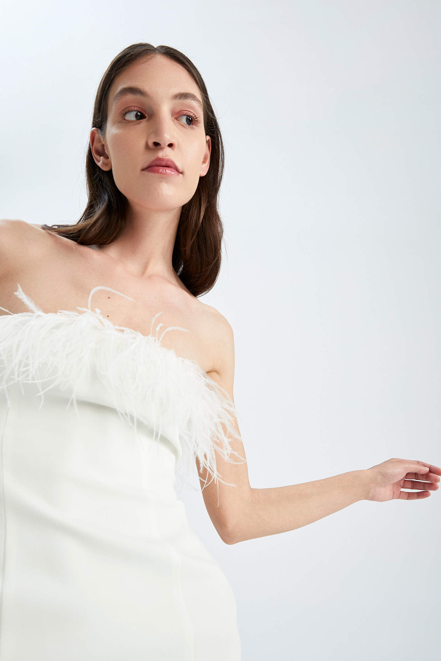 Defacto Nihan Peker Tasarım Straplez Yakası Tüy Detaylı Midi Elbise. 8